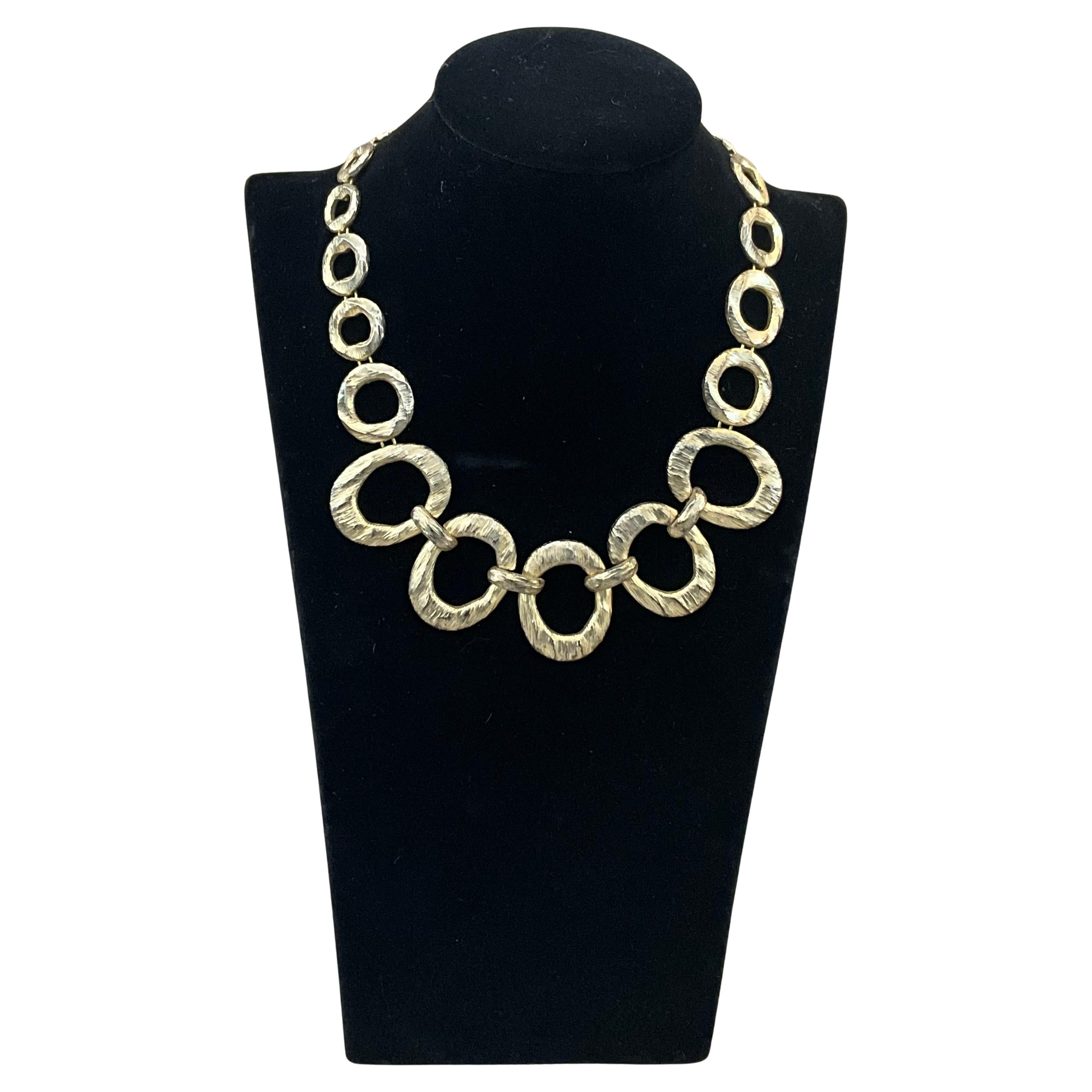 Collana a cerchi aperti martellati vintage in tonalità oro in vendita