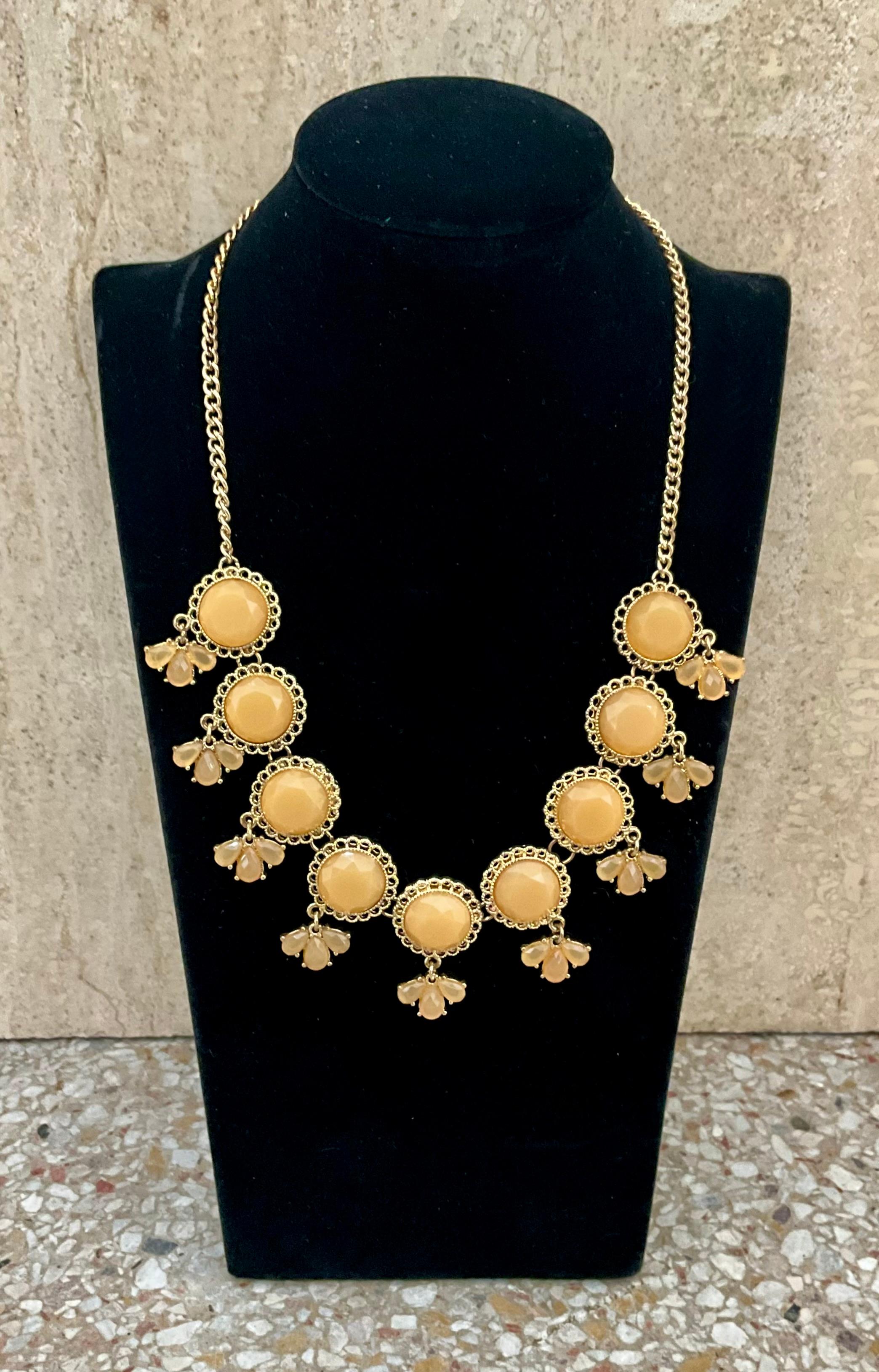 Questa collana vintage in oro è un gioiello audace e senza tempo che offre raffinatezza e glamour, spesso progettato per avere un forte impatto visivo.

Queste collane hanno spesso un aspetto ricco e metallico nelle tonalità del giallo o dell'oro
