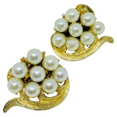 Boucles d'oreilles à clip vintage en tonneau doré avec feuilles en perles de culture