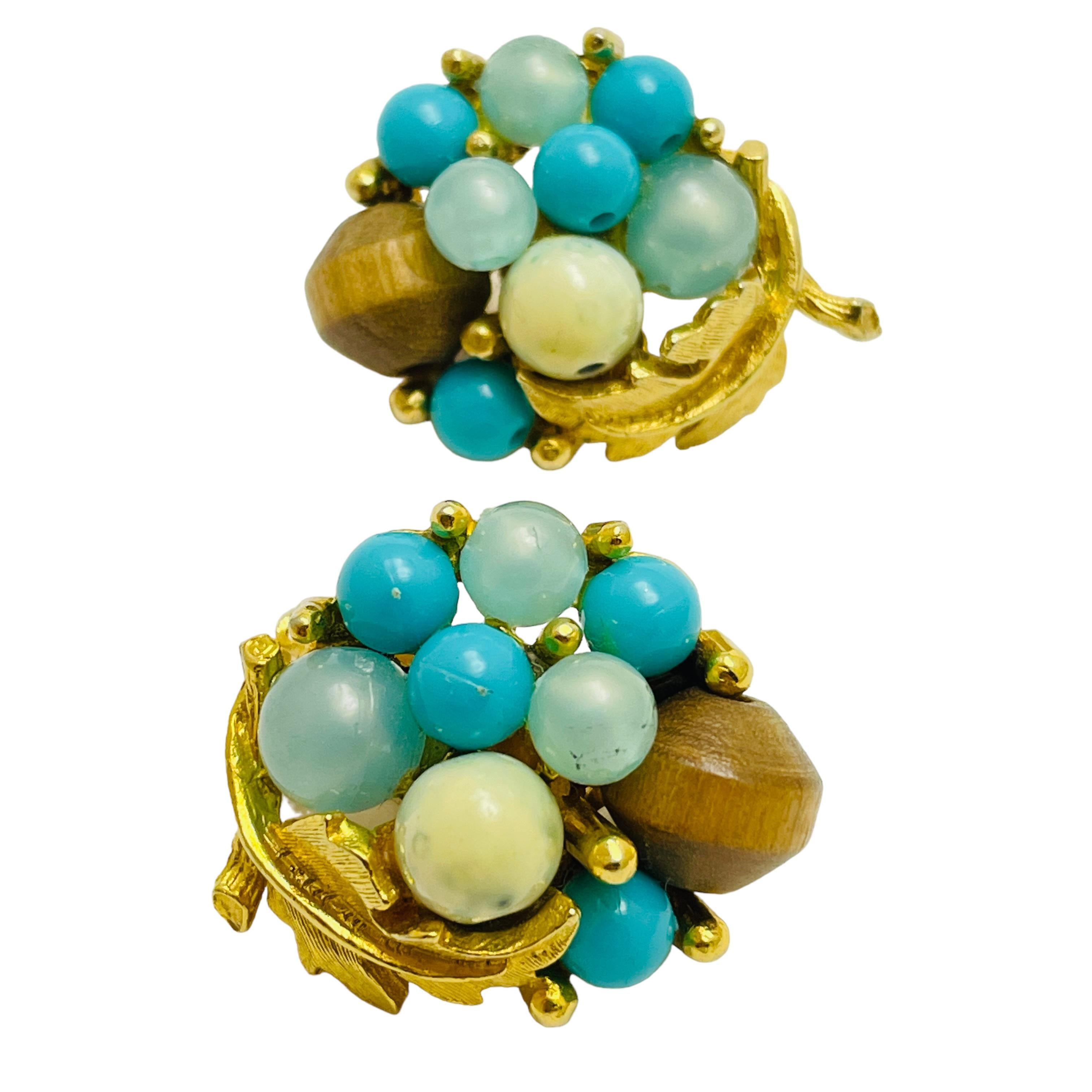 DETAILS

• unsigned    

• gold tone with faux stones

• vintage designer earrings

MEASUREMENTS  

• 

CONDITION

•  very good vintage condition with minimal signs of wear 

 Sku 43

❤️❤️  VINTAGE DESIGNER JEWELRY ❤️❤️

❤️❤️  ALEXANDER’S BOUTIQUE 