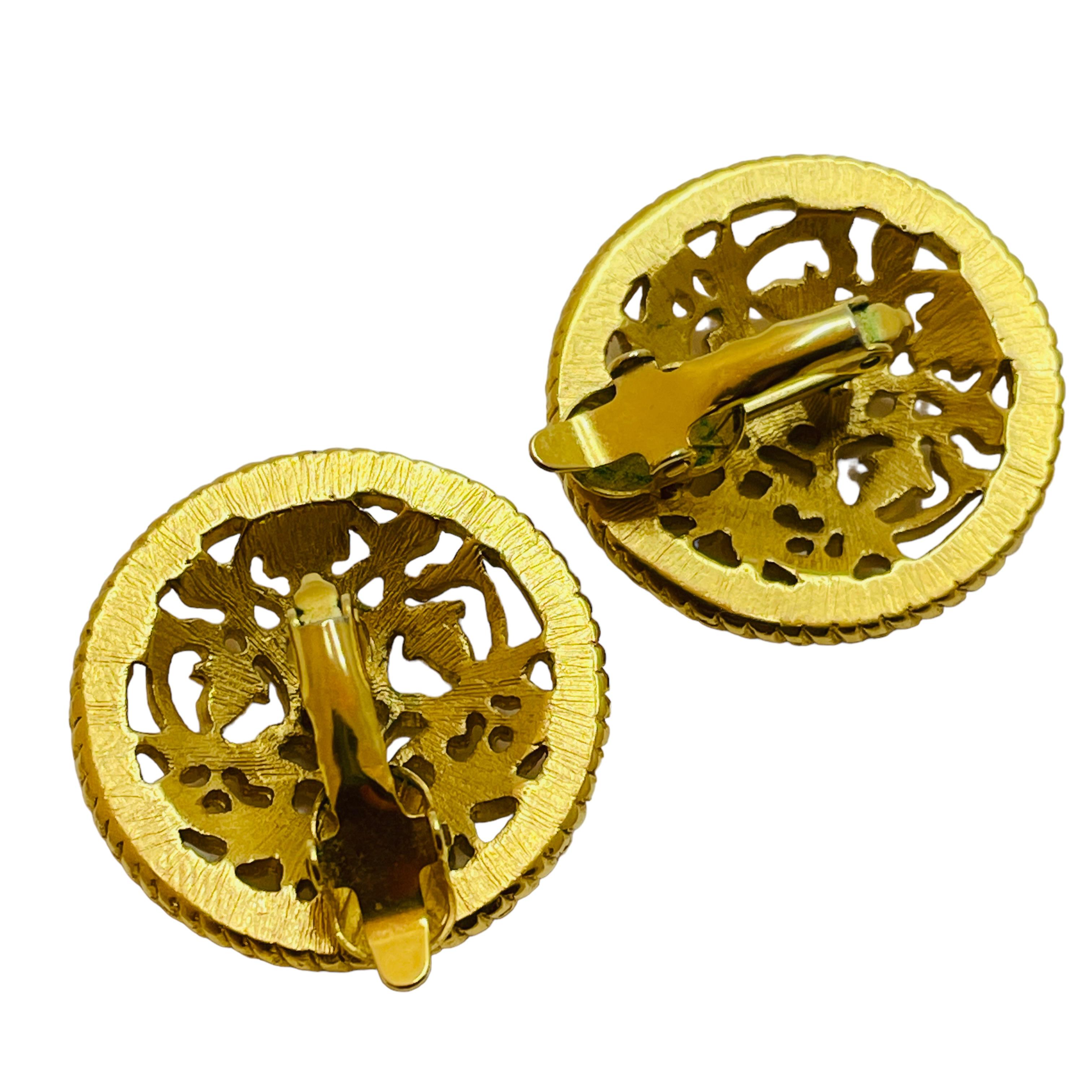 Vintage gold clip on earrings In Excellent Condition For Sale In Palos Hills, IL