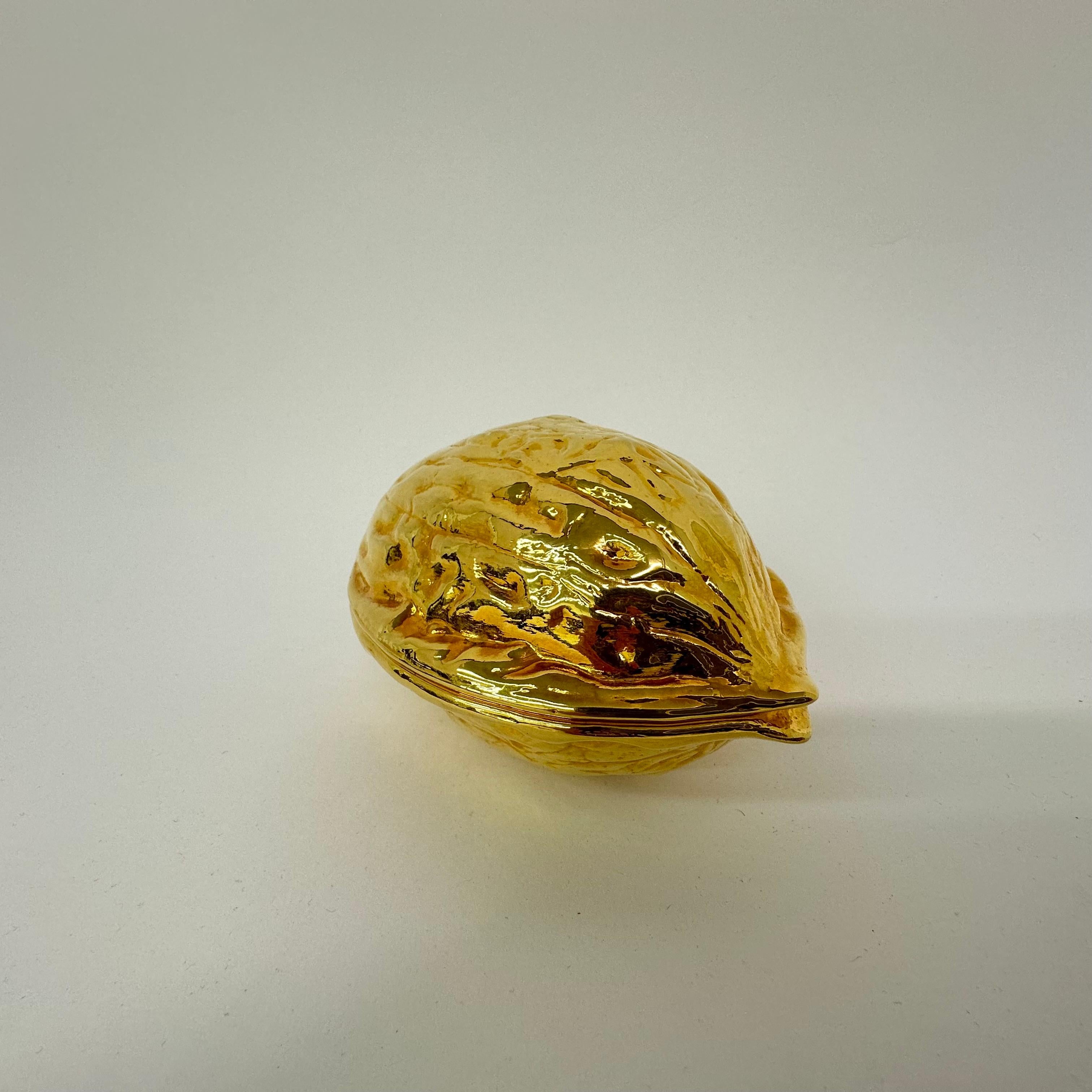 Rompicapo d'oro a forma di noce d'epoca, anni '70 in vendita 3