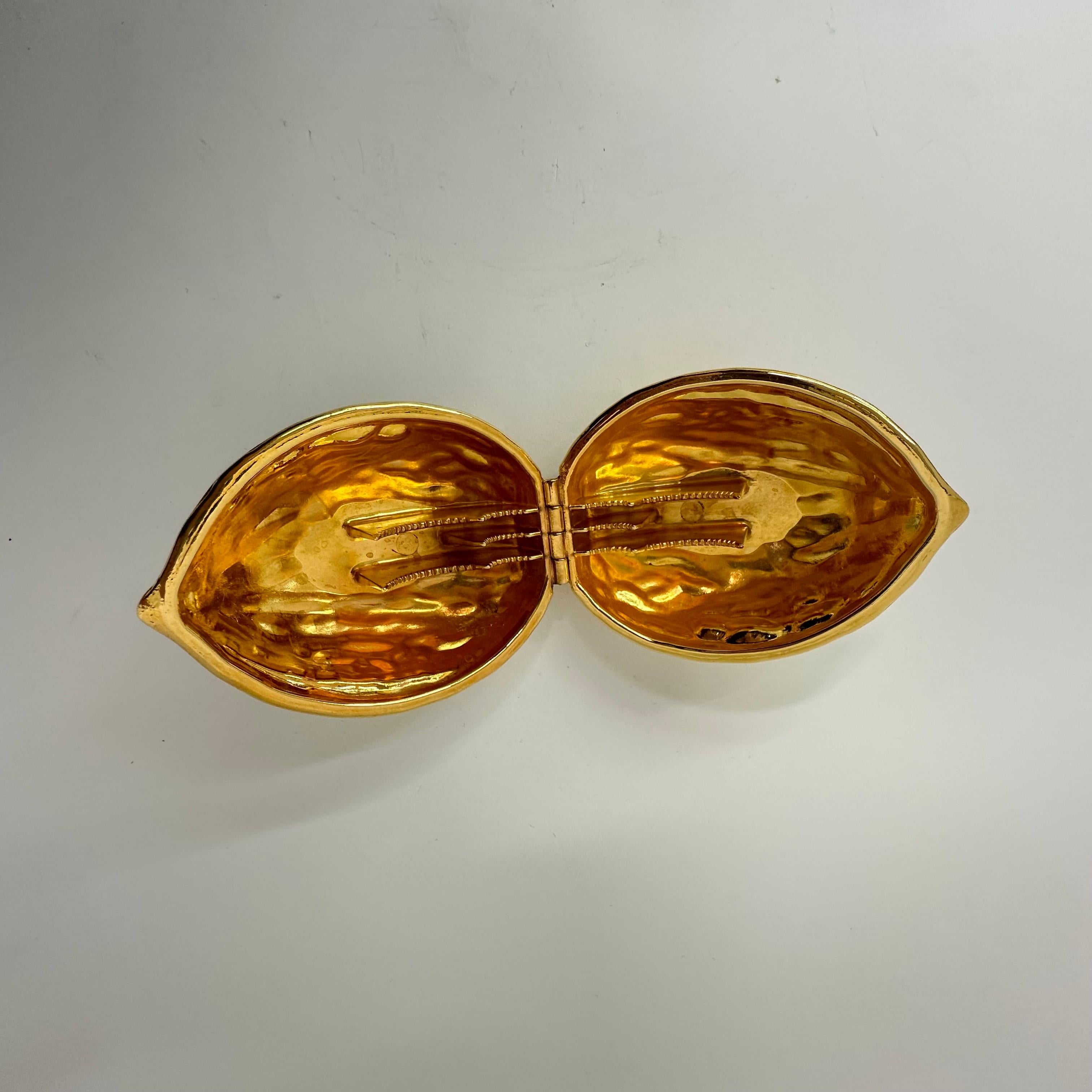 Rompicapo d'oro a forma di noce d'epoca, anni '70 in vendita 9