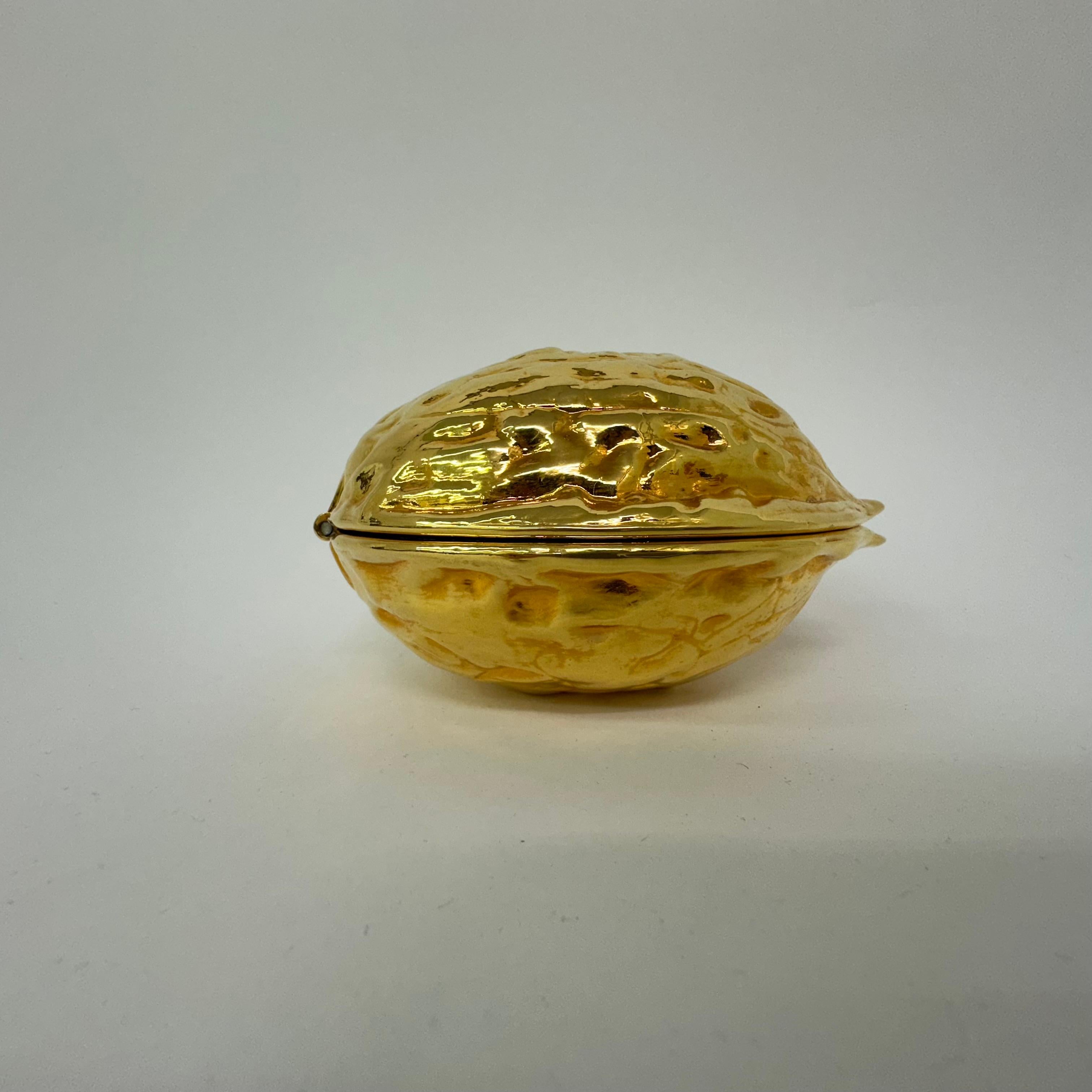 Dimensioni: 7,5 cm H., 12 cm L, 9 cm D.
Periodo: 1970's
Condizioni: Buono
Colore: oro
Materiale: Metallo