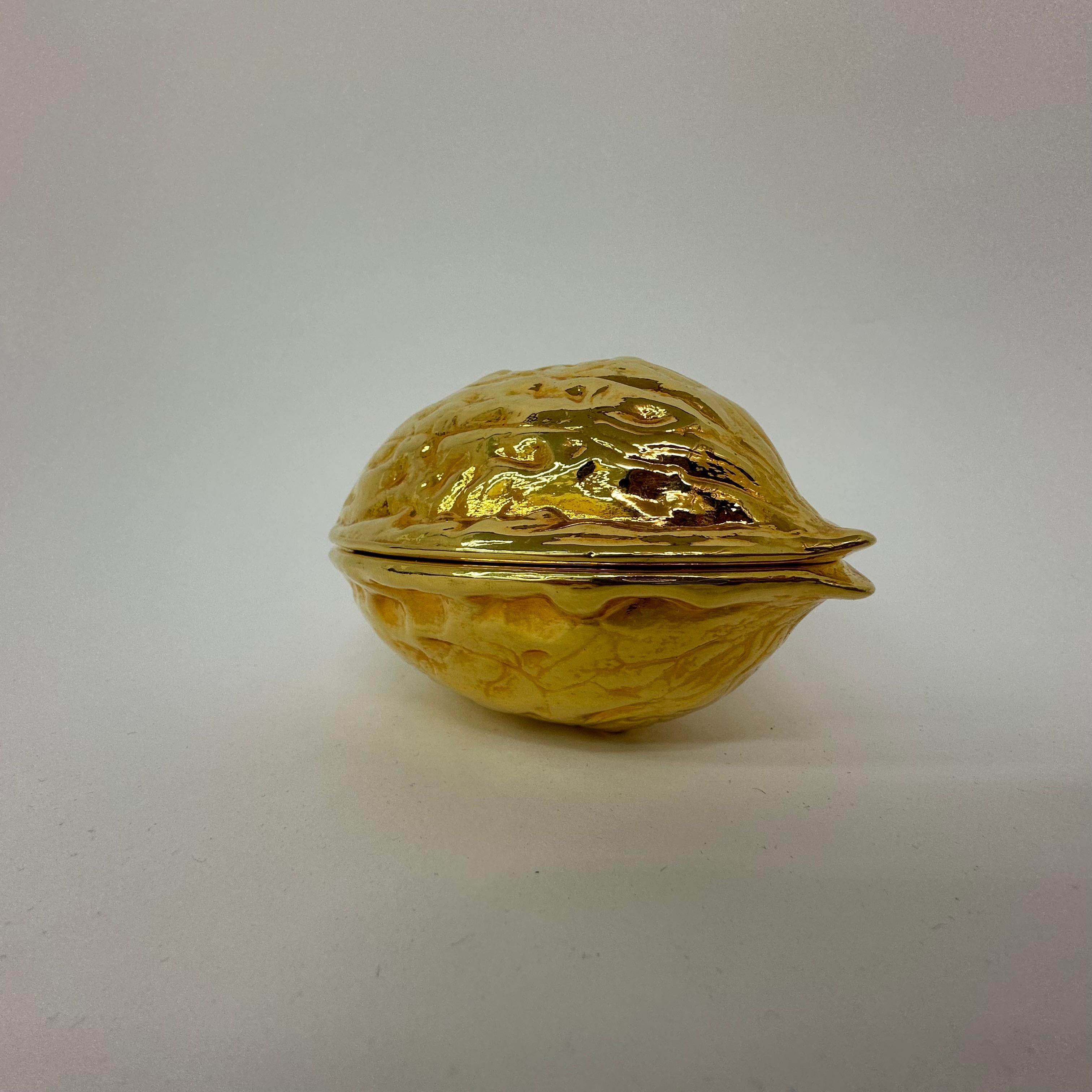 Mid-Century moderno Rompicapo d'oro a forma di noce d'epoca, anni '70 in vendita