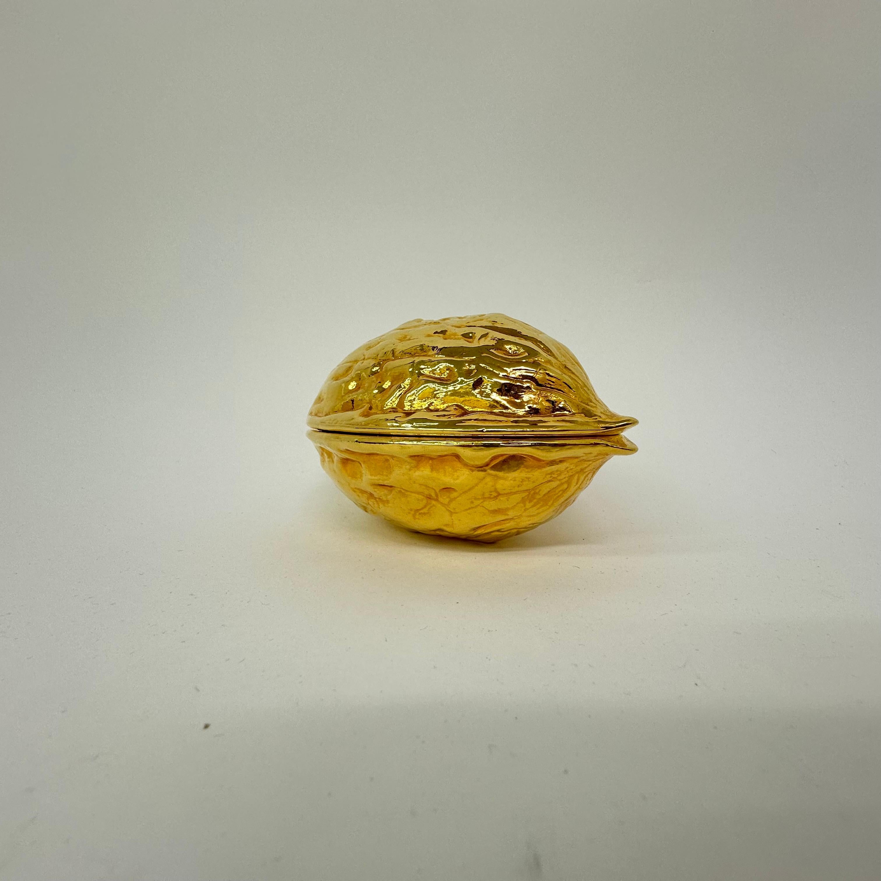 Rompicapo d'oro a forma di noce d'epoca, anni '70 In condizioni buone in vendita a Delft, NL