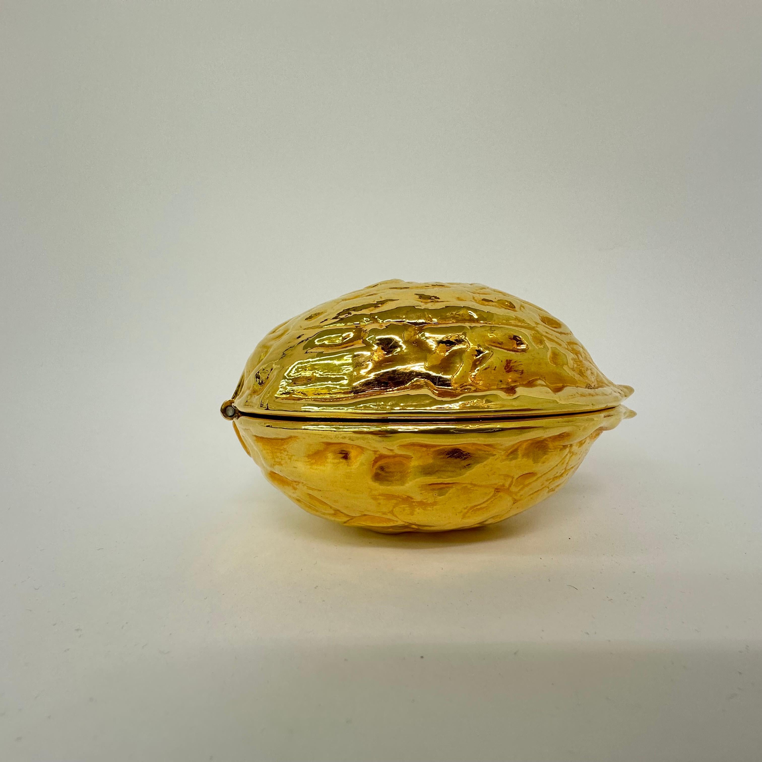 Fine XX secolo Rompicapo d'oro a forma di noce d'epoca, anni '70 in vendita