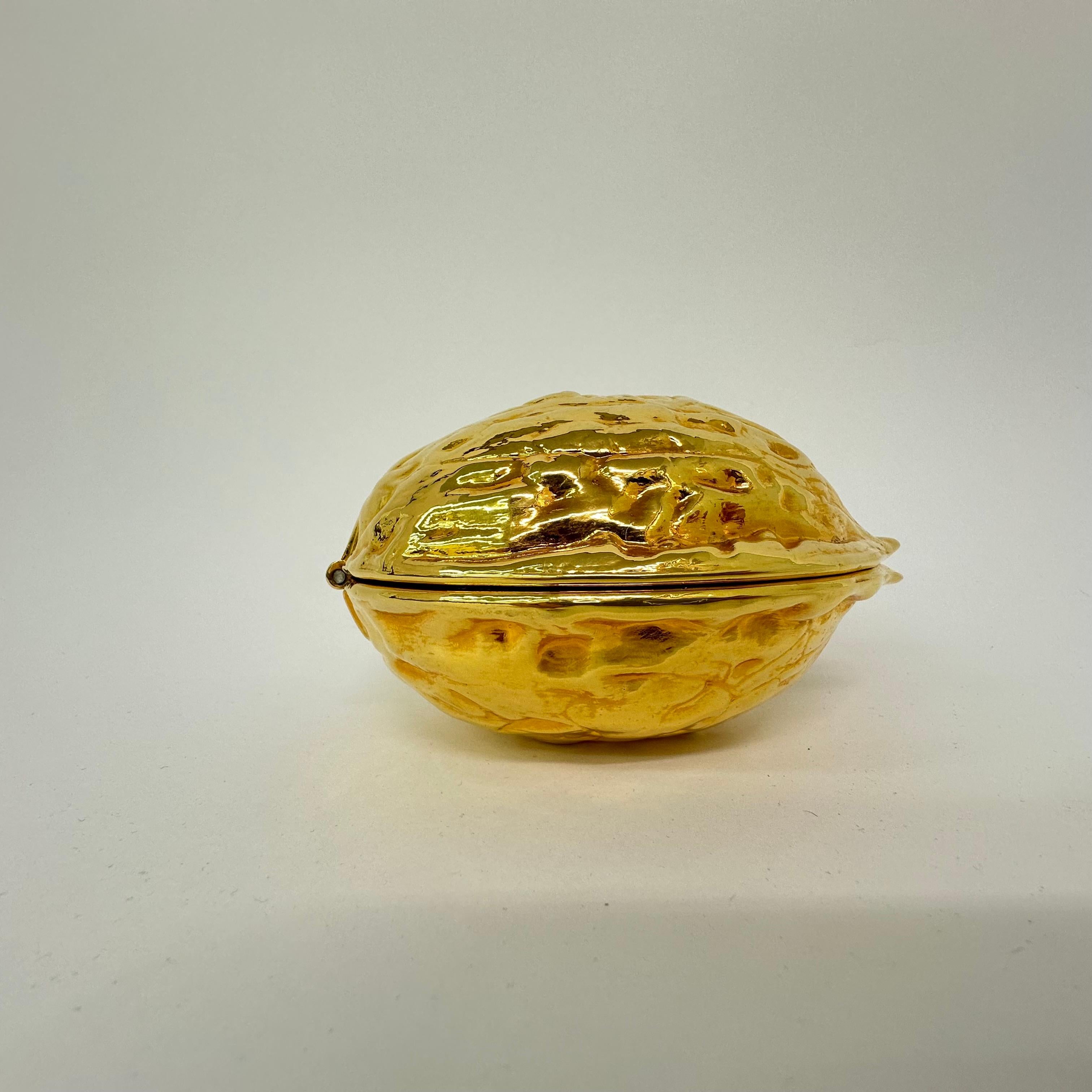 Rompicapo d'oro a forma di noce d'epoca, anni '70 in vendita 1