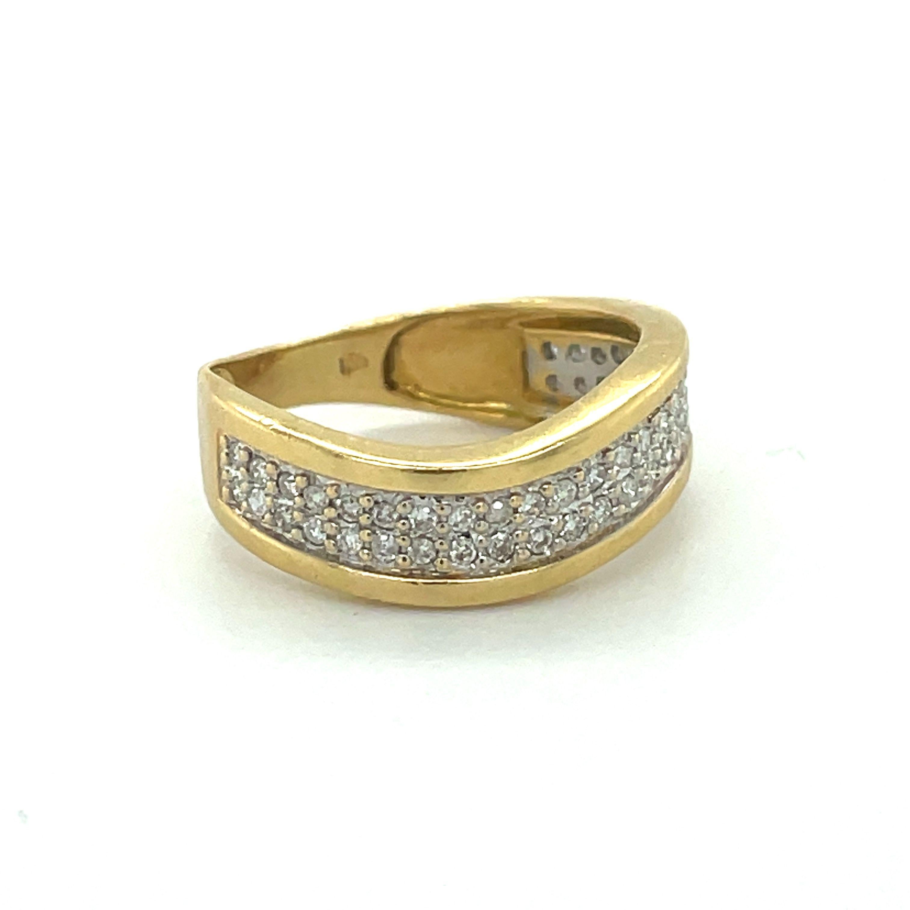 Vintage Gold Wave Band, 0.25CT Diamond, 18k Yellow Gold ring, weddding band ring In Excellent Condition For Sale In Ramat Gan, IL