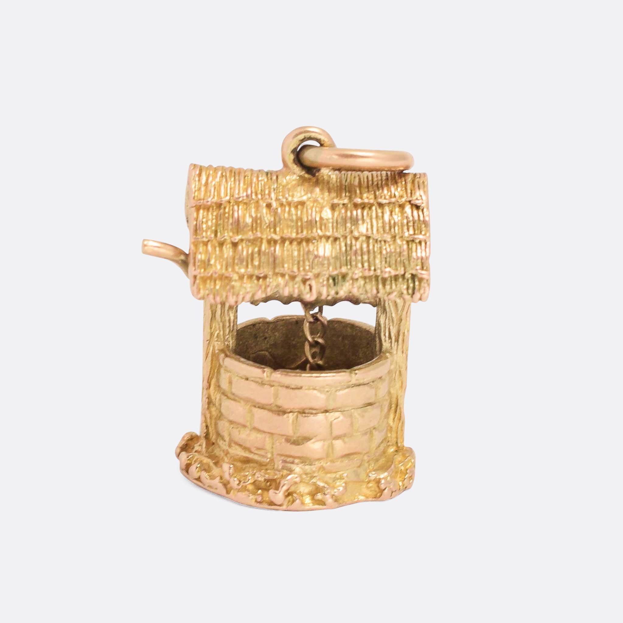 Vintage Gold Wishing Well Charm Pendant In Good Condition In Sale, Cheshire