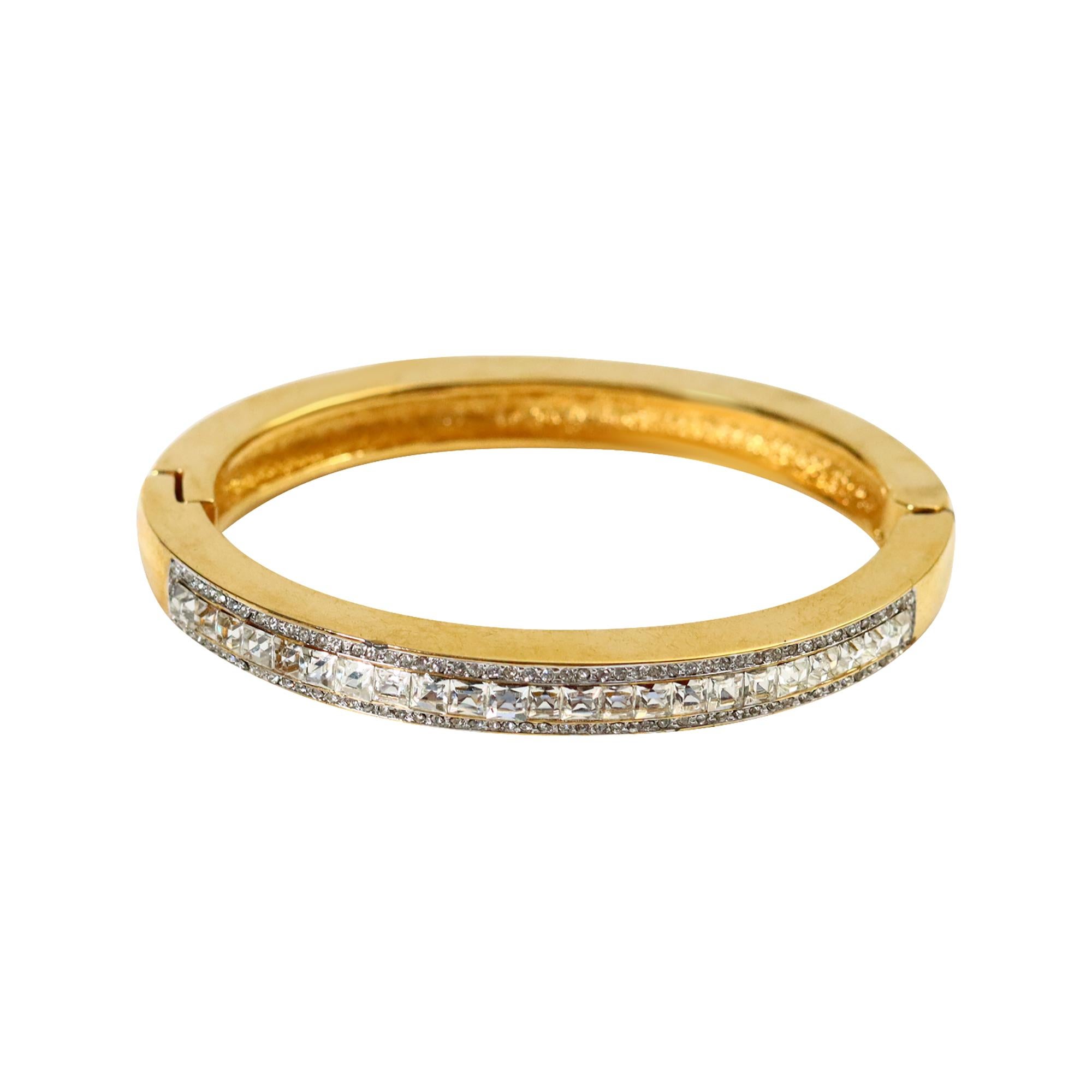  Esta pulsera rígida articulada de oro está excepcionalmente bien hecha.  Los cristales transparentes están engastados en canal y el oro es brillante.  Son perfectas para apilarlas o para llevarlas solas.  Enumero varias opciones que complementarán
