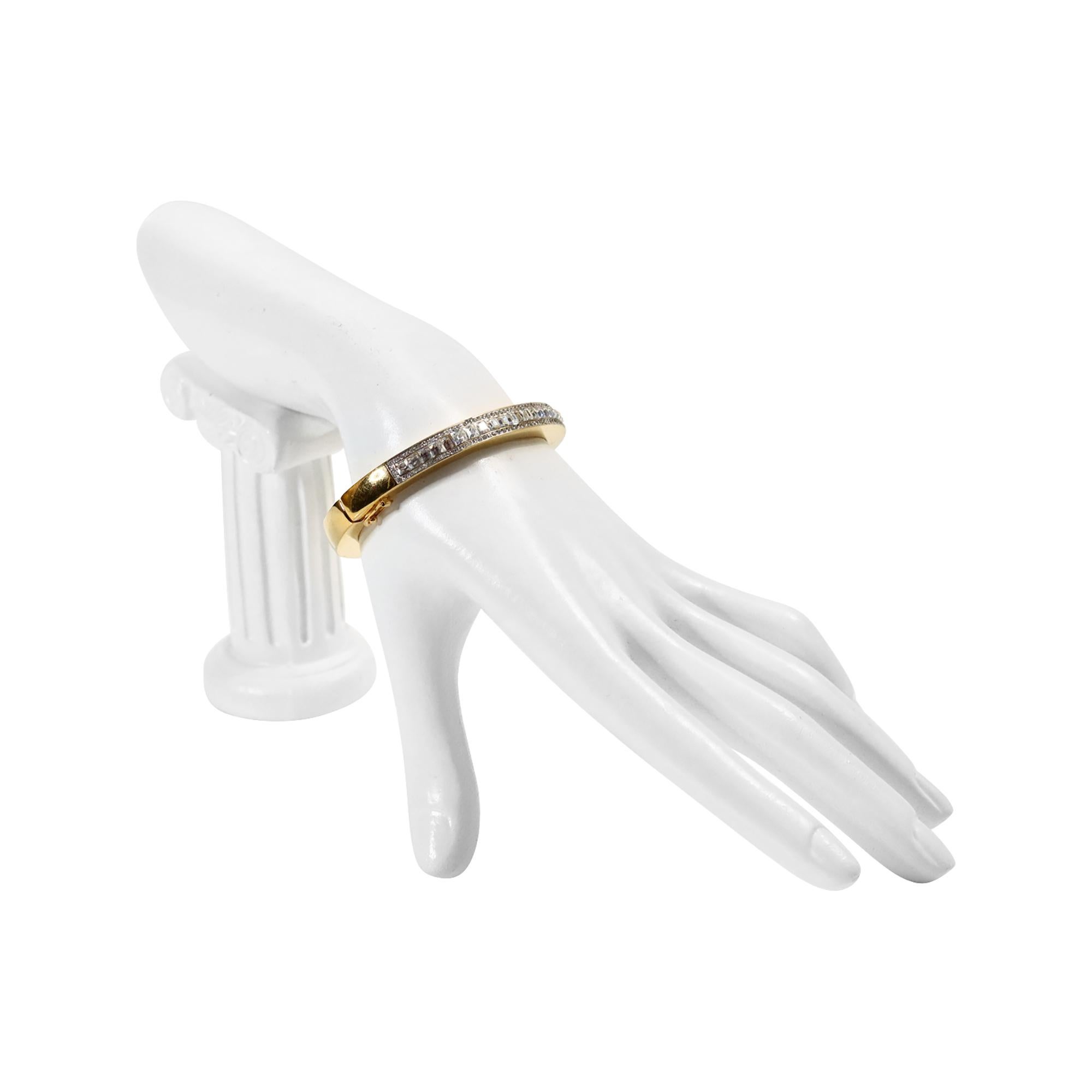 Femenino o masculino Oro vintage con cristal transparente  Pulsera articulada Circa 1980s en venta