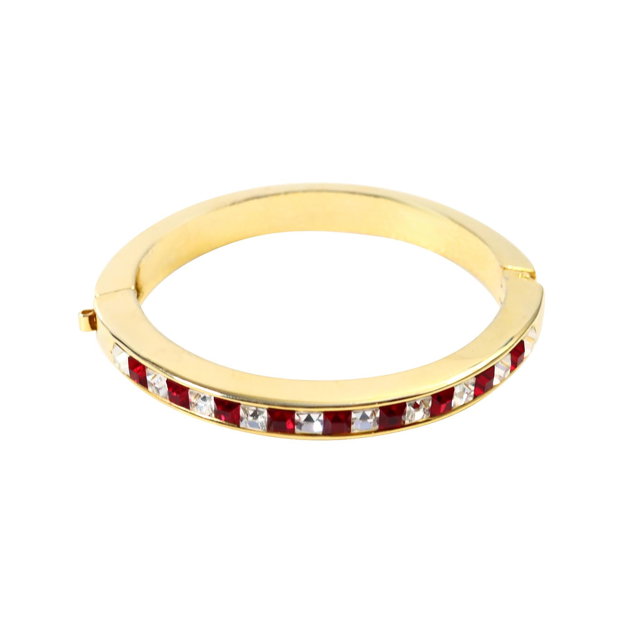 Esta pulsera rígida articulada de oro está excepcionalmente bien hecha.  Los cristales rojos y transparentes están engastados en canal, y el oro es brillante.  Son perfectas para apilarlas o para llevarlas solas.  Tengo varios que aún no he listado