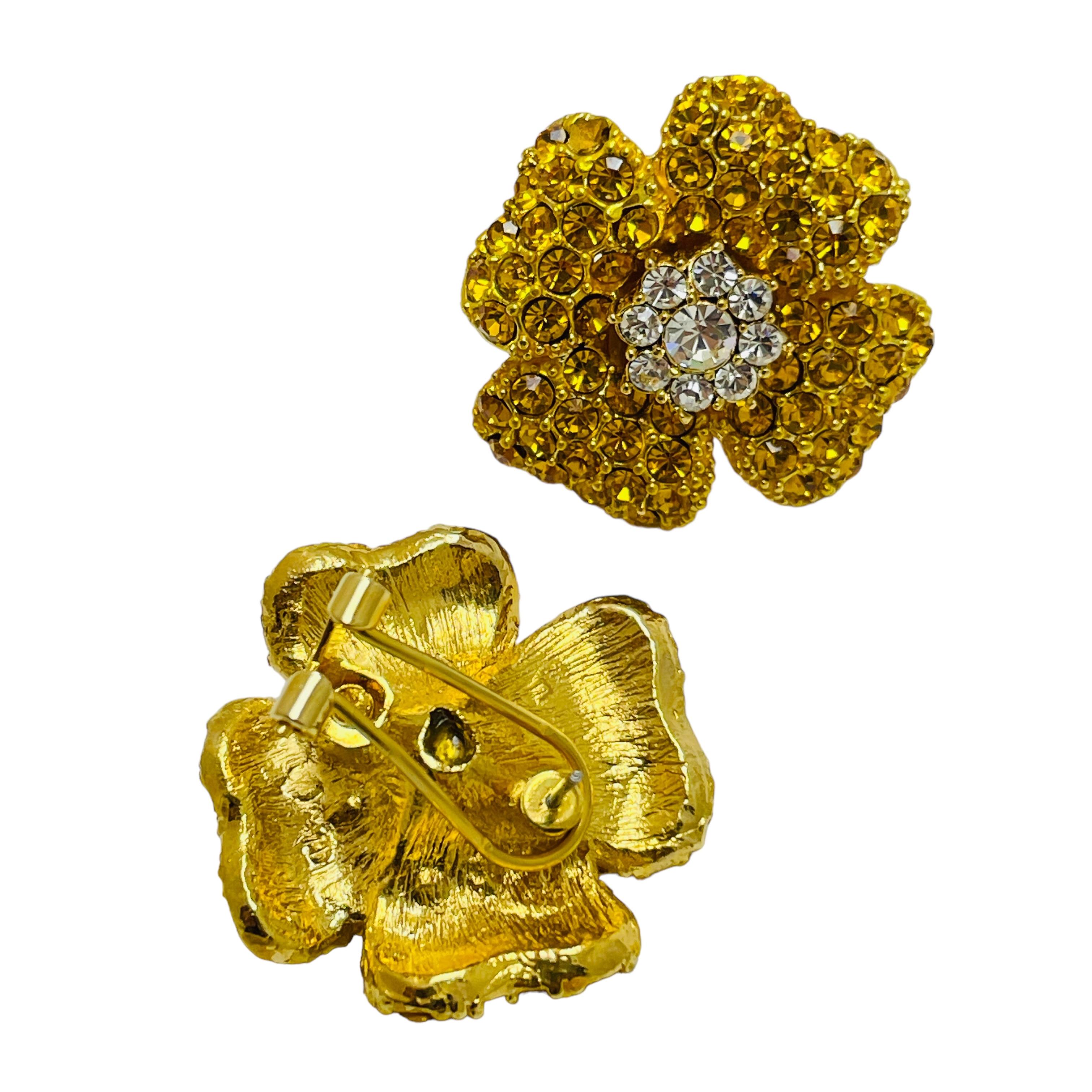 Donna Orecchini a clip di design a forma di fiore in oro giallo d'epoca con cristalli e clip in vendita
