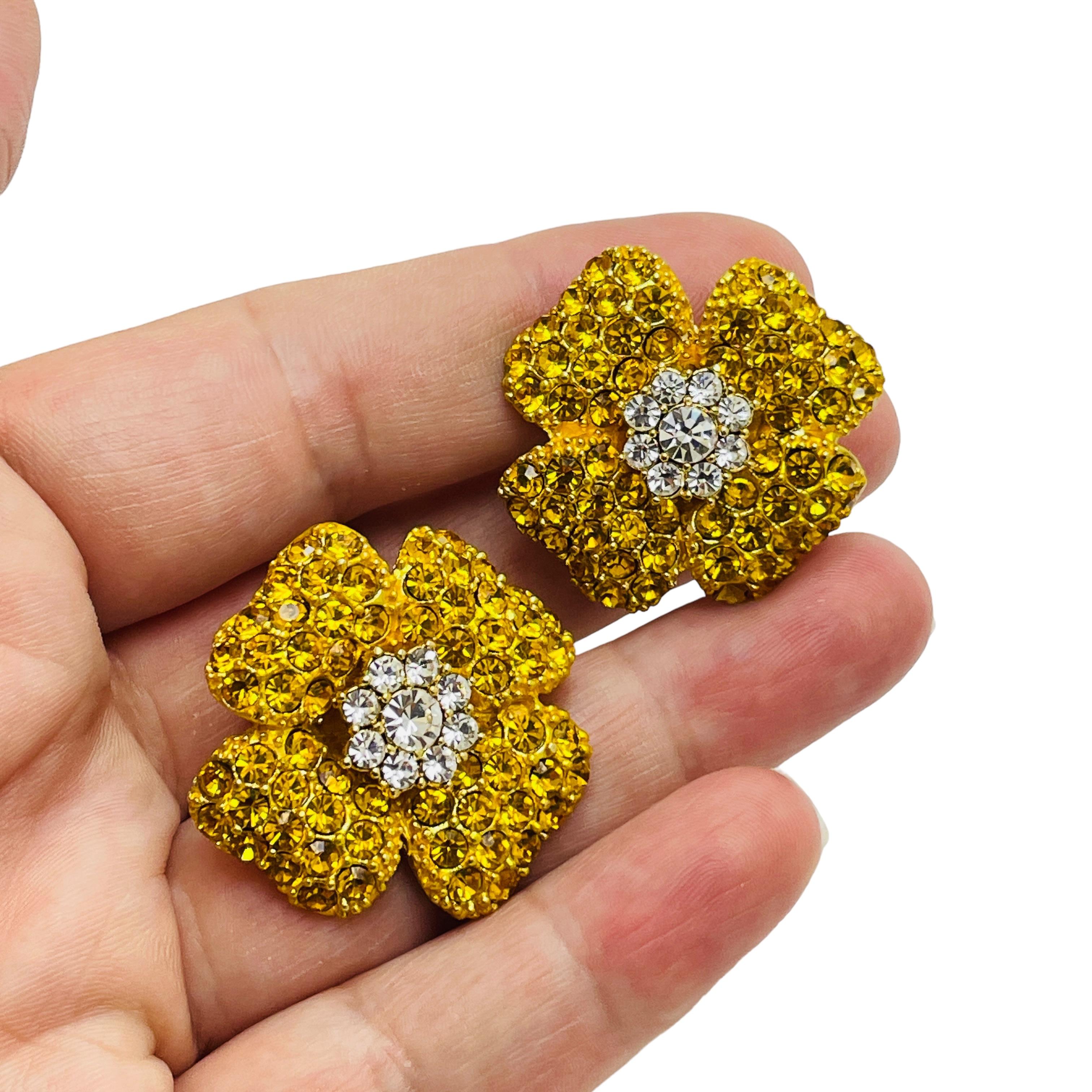 Orecchini a clip di design a forma di fiore in oro giallo d'epoca con cristalli e clip in vendita 1