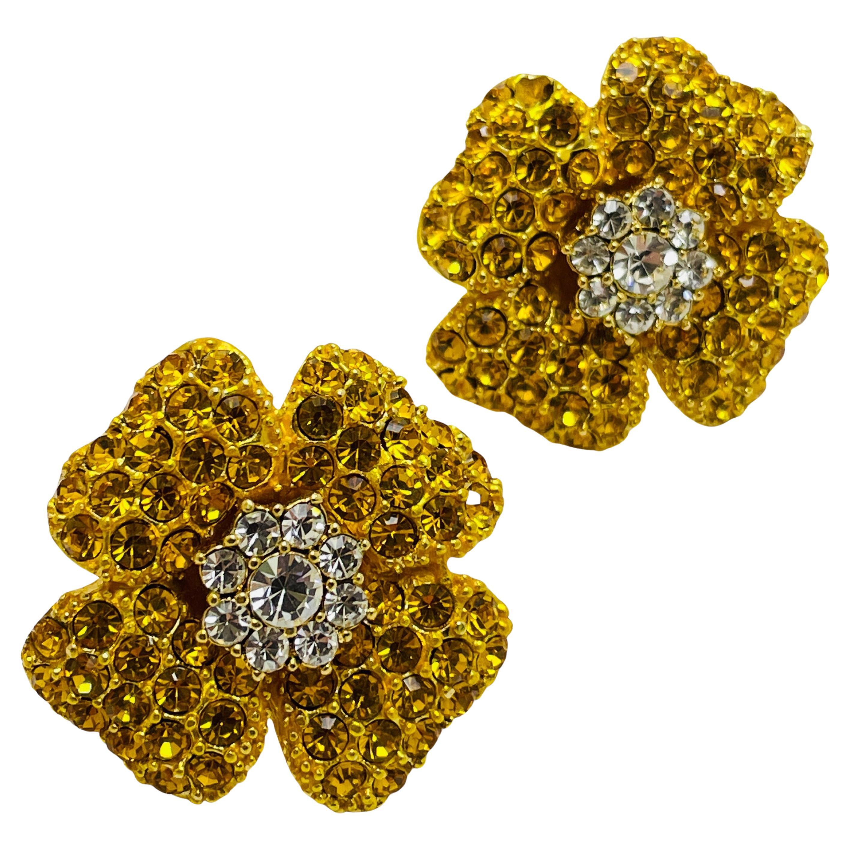 Orecchini a clip di design a forma di fiore in oro giallo d'epoca con cristalli e clip