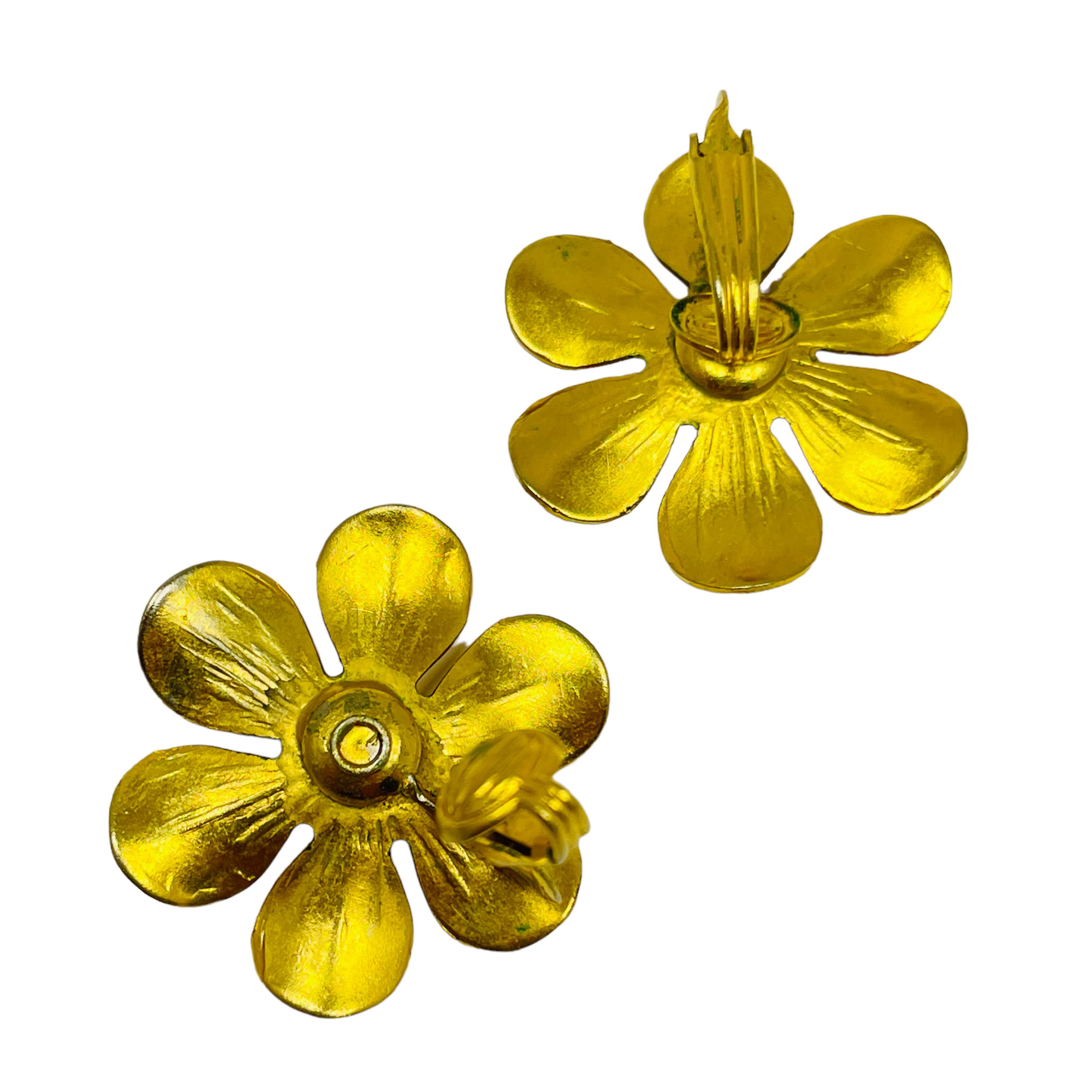 Vintage gold yellow enamel flower clip on earrings In Good Condition For Sale In Palos Hills, IL