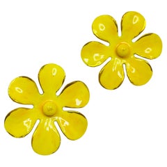 Boucles d'oreilles vintage en or jaune émaillé avec fleur à clip