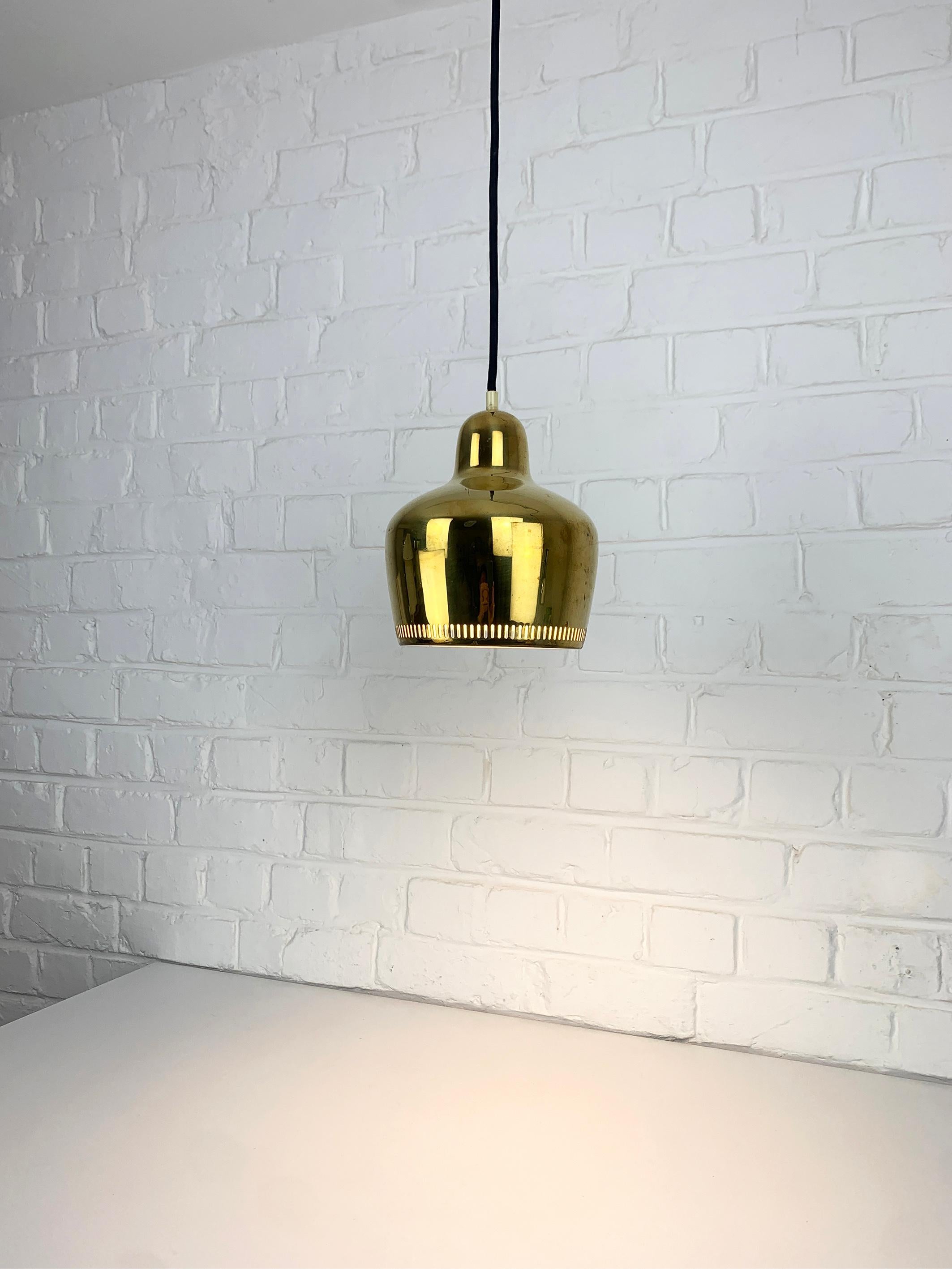 Lámpara colgante vintage Golden Bell de Alvar Aalto para Louis Poulsen, Dinamarca, 1960 Escandinavo moderno en venta
