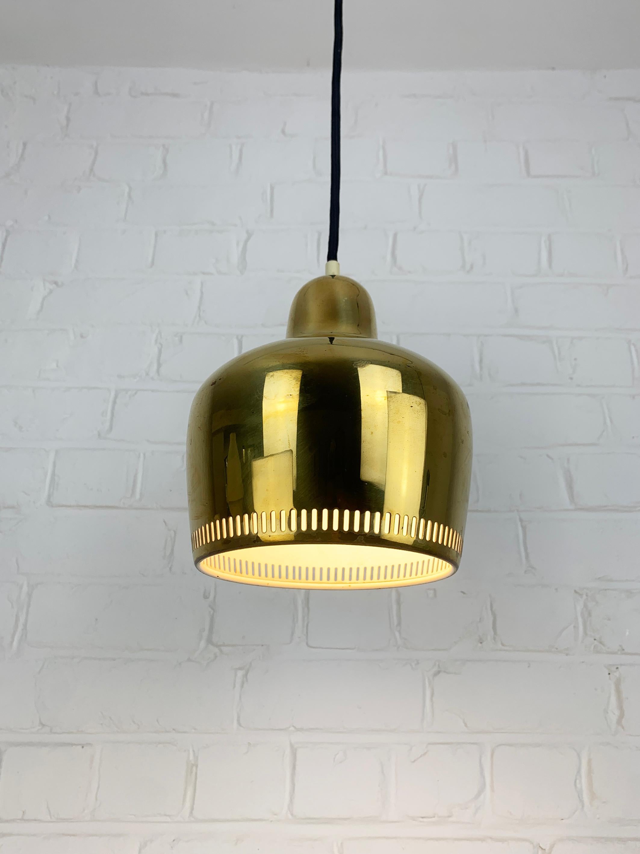 Lámpara colgante vintage Golden Bell de Alvar Aalto para Louis Poulsen, Dinamarca, 1960 Danés en venta
