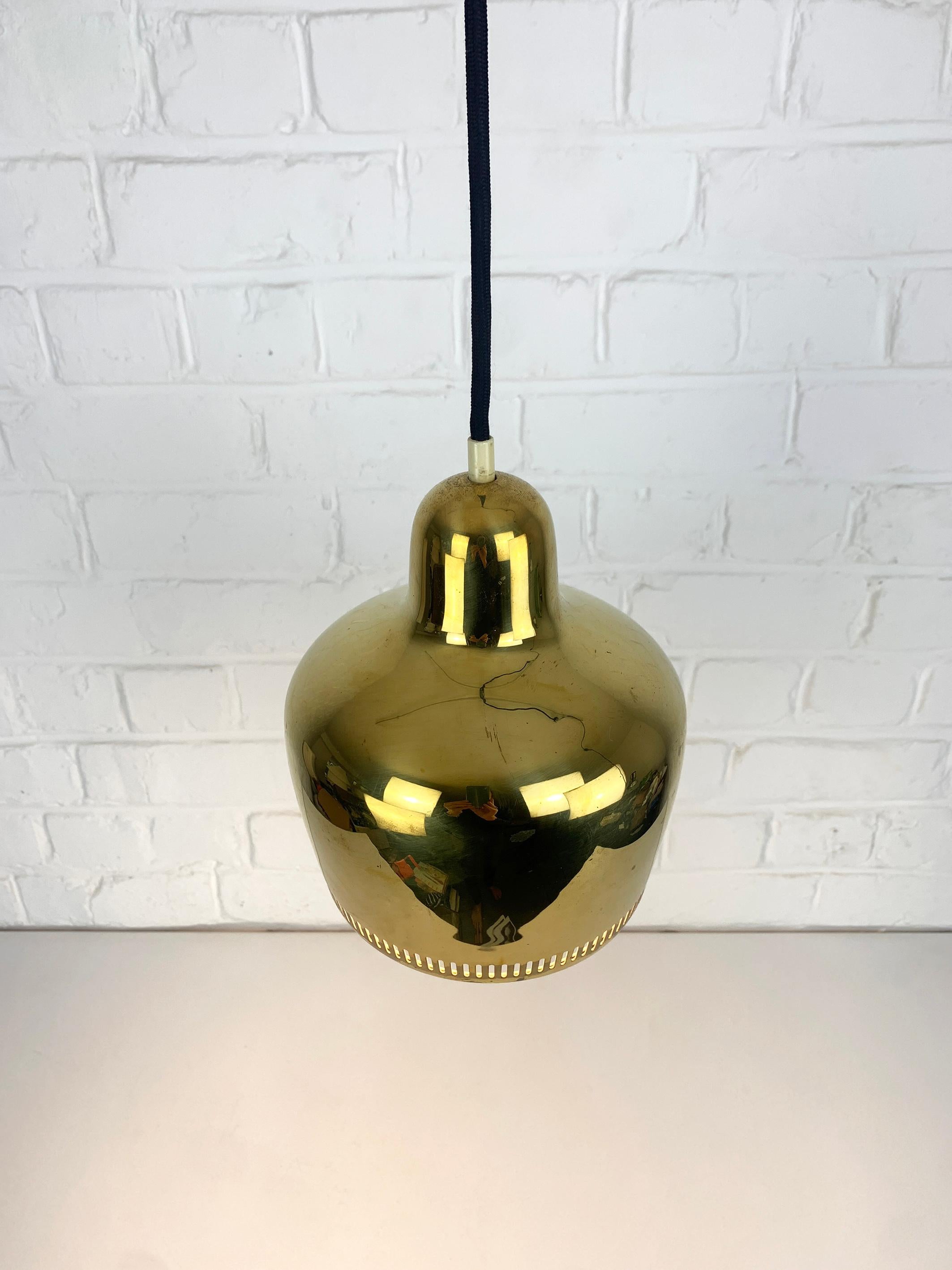 Lámpara colgante vintage Golden Bell de Alvar Aalto para Louis Poulsen, Dinamarca, 1960 en Bueno estado para la venta en Vorst, BE