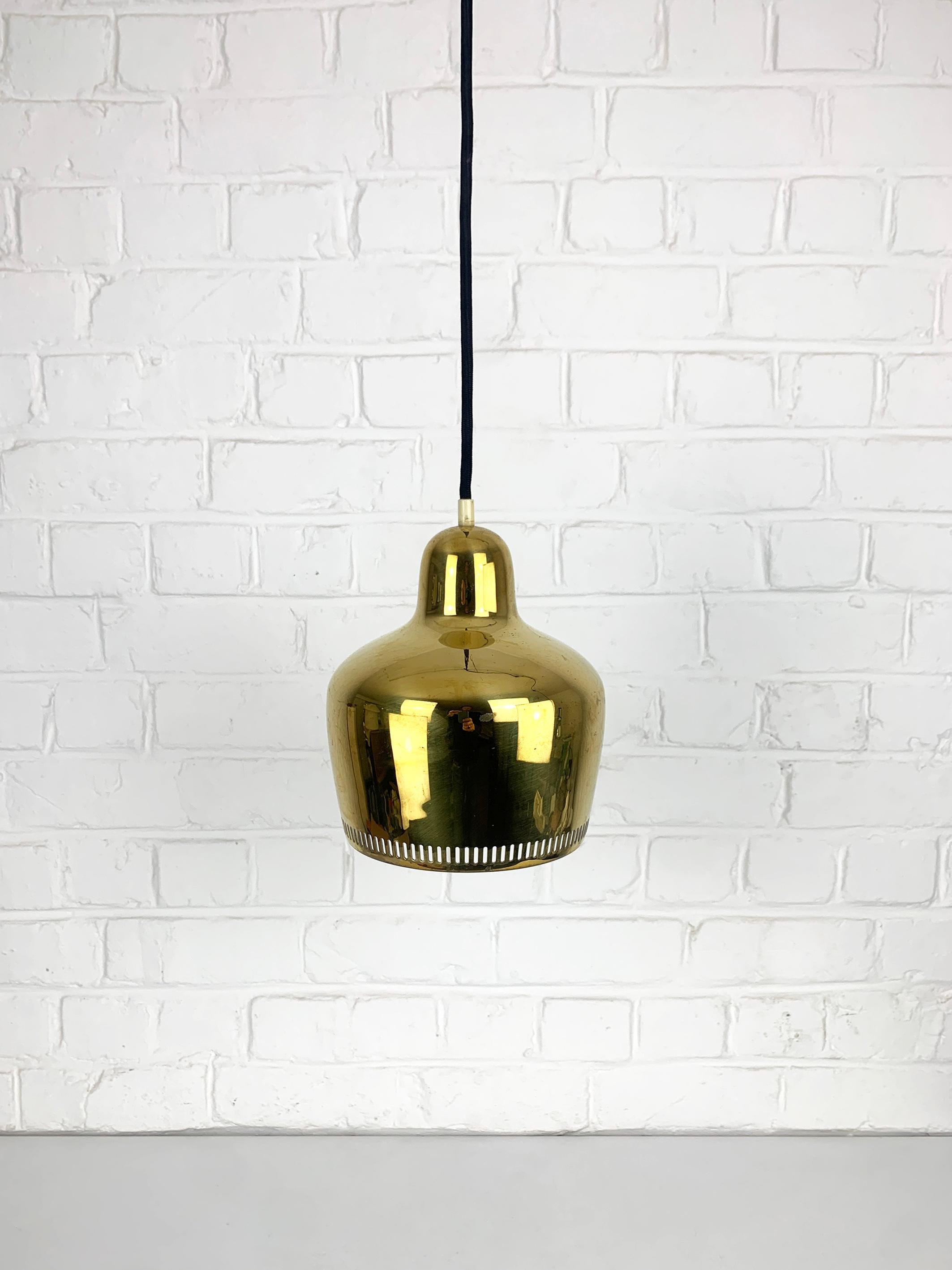 Lámpara colgante vintage Golden Bell de Alvar Aalto para Louis Poulsen, Dinamarca, 1960 siglo XX en venta