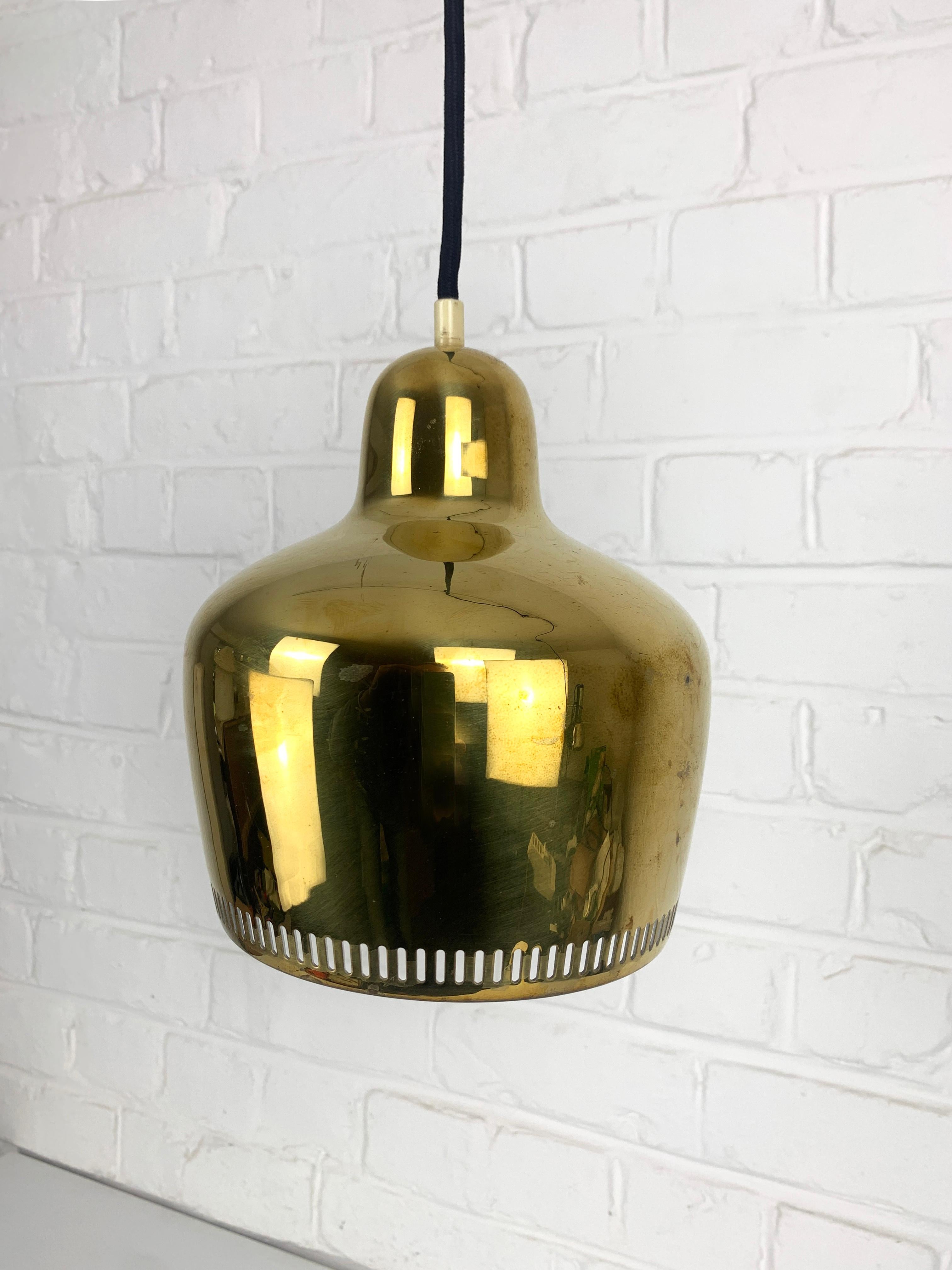 Lámpara colgante vintage Golden Bell de Alvar Aalto para Louis Poulsen, Dinamarca, 1960 Metal en venta