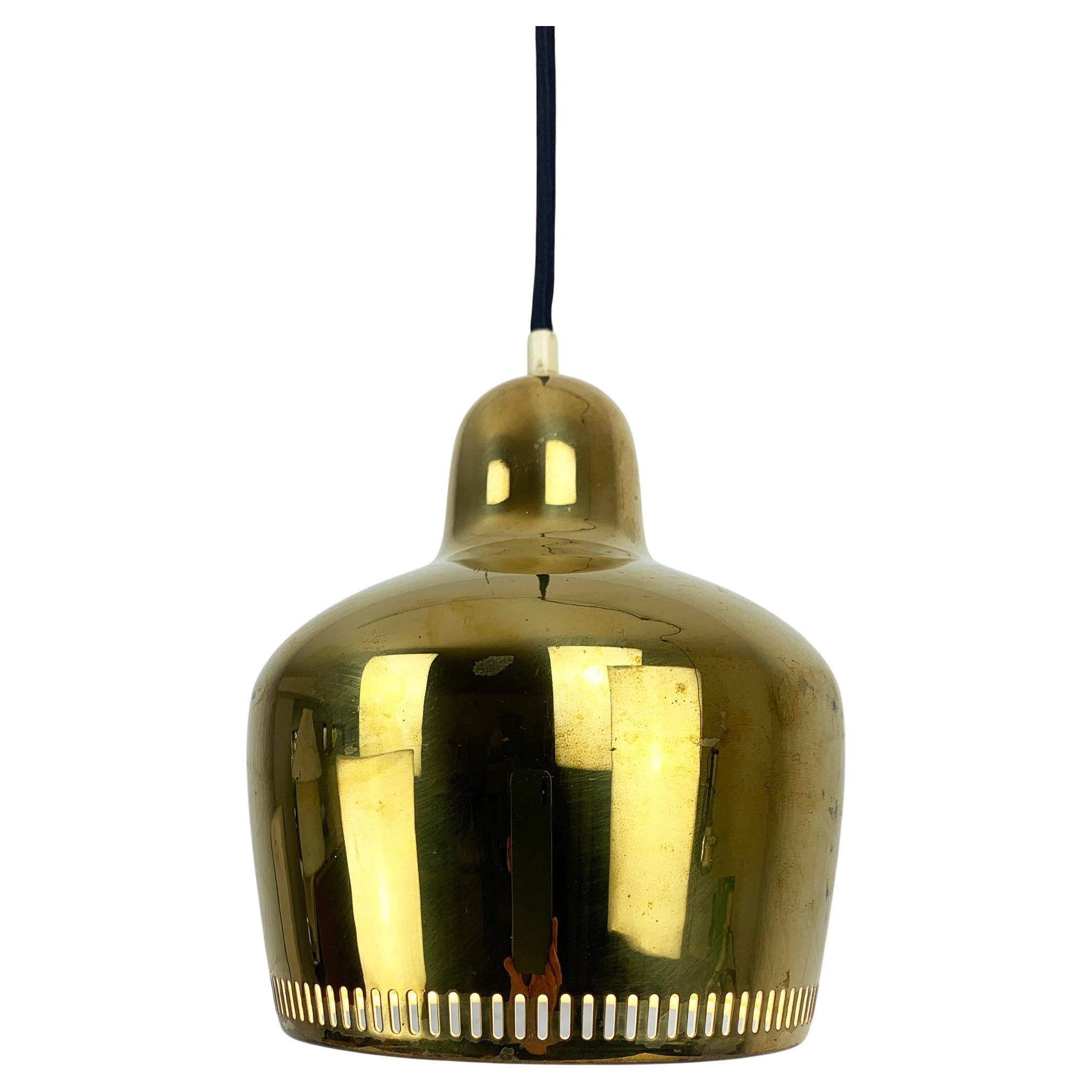 Lampada a sospensione a campana dorata vintage di Alvar Aalto per Louis Poulsen, Danimarca, 1960