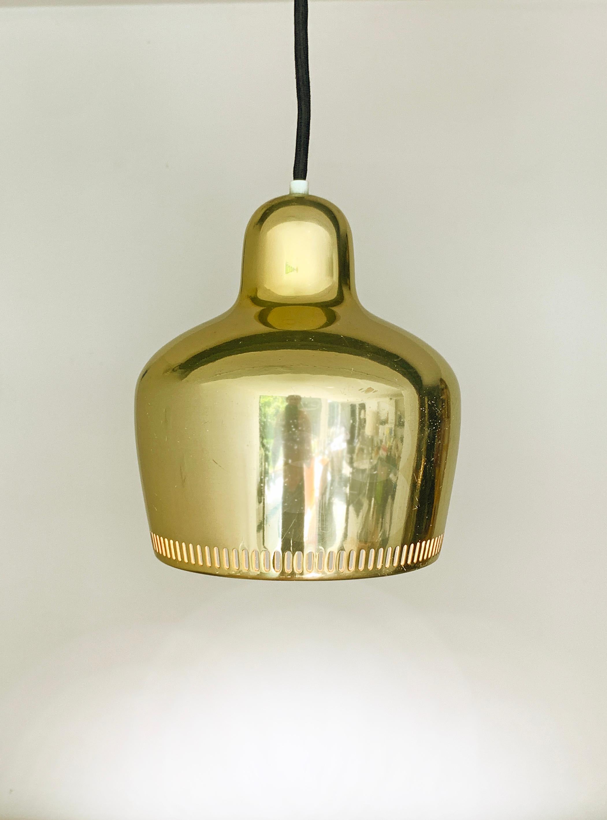 Lampe suspendue vintage à cloche dorée d'Alvar Aalto pour Louis Poulsen en vente 8