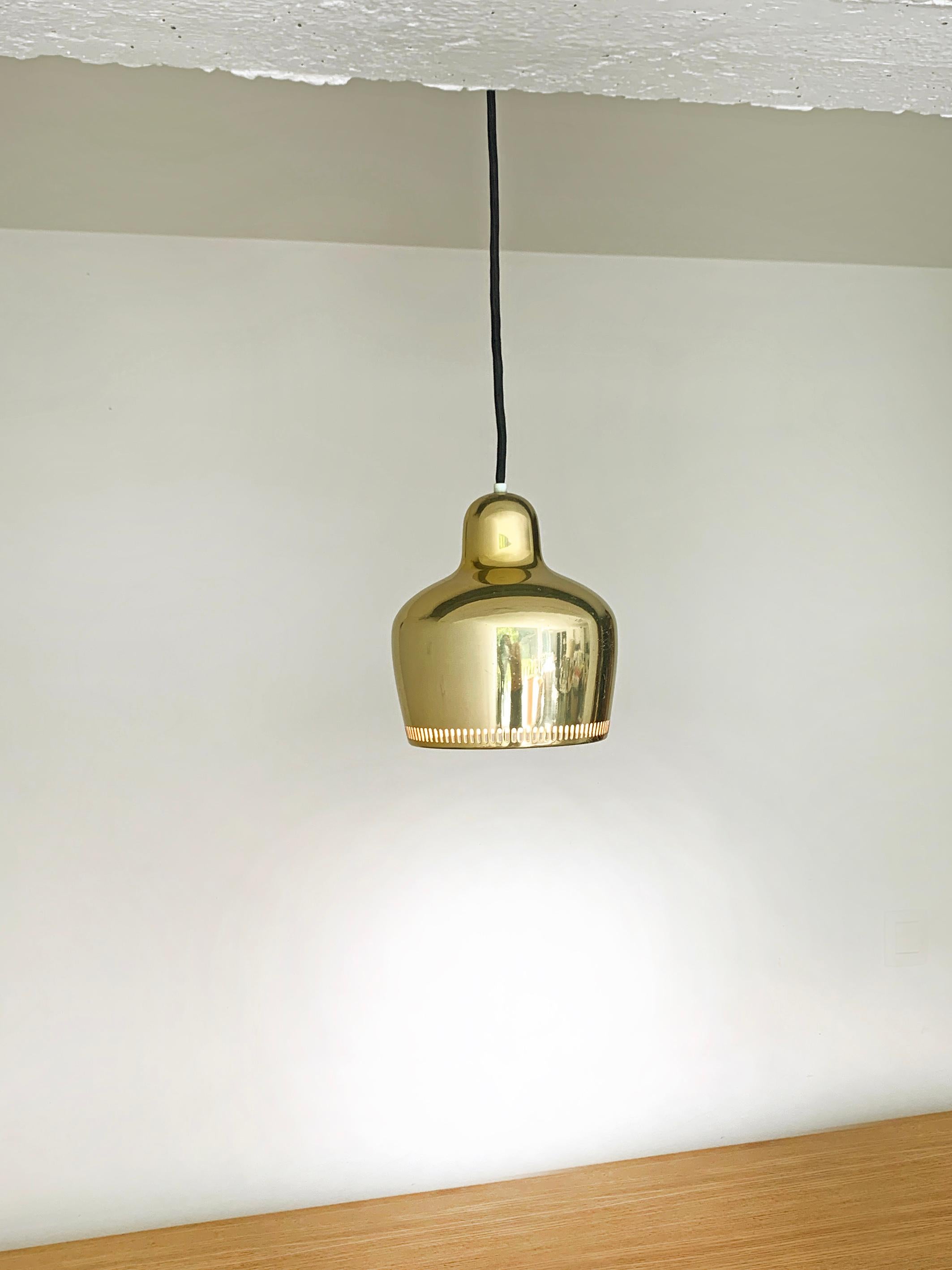Scandinave moderne Lampe suspendue vintage à cloche dorée d'Alvar Aalto pour Louis Poulsen en vente