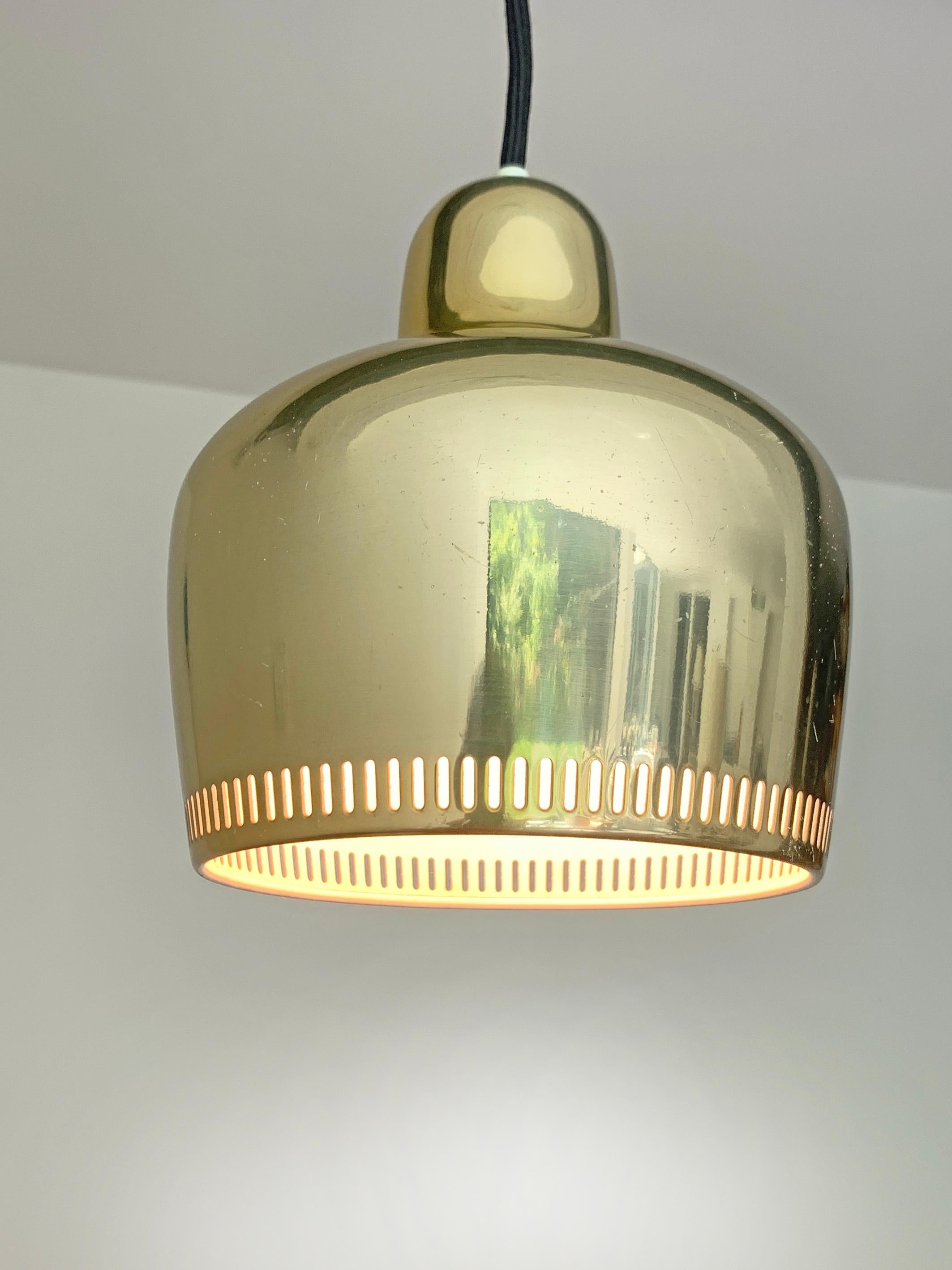 Goldene Glocken-Hängelampe von Alvar Aalto für Louis Poulsen (Dänisch) im Angebot