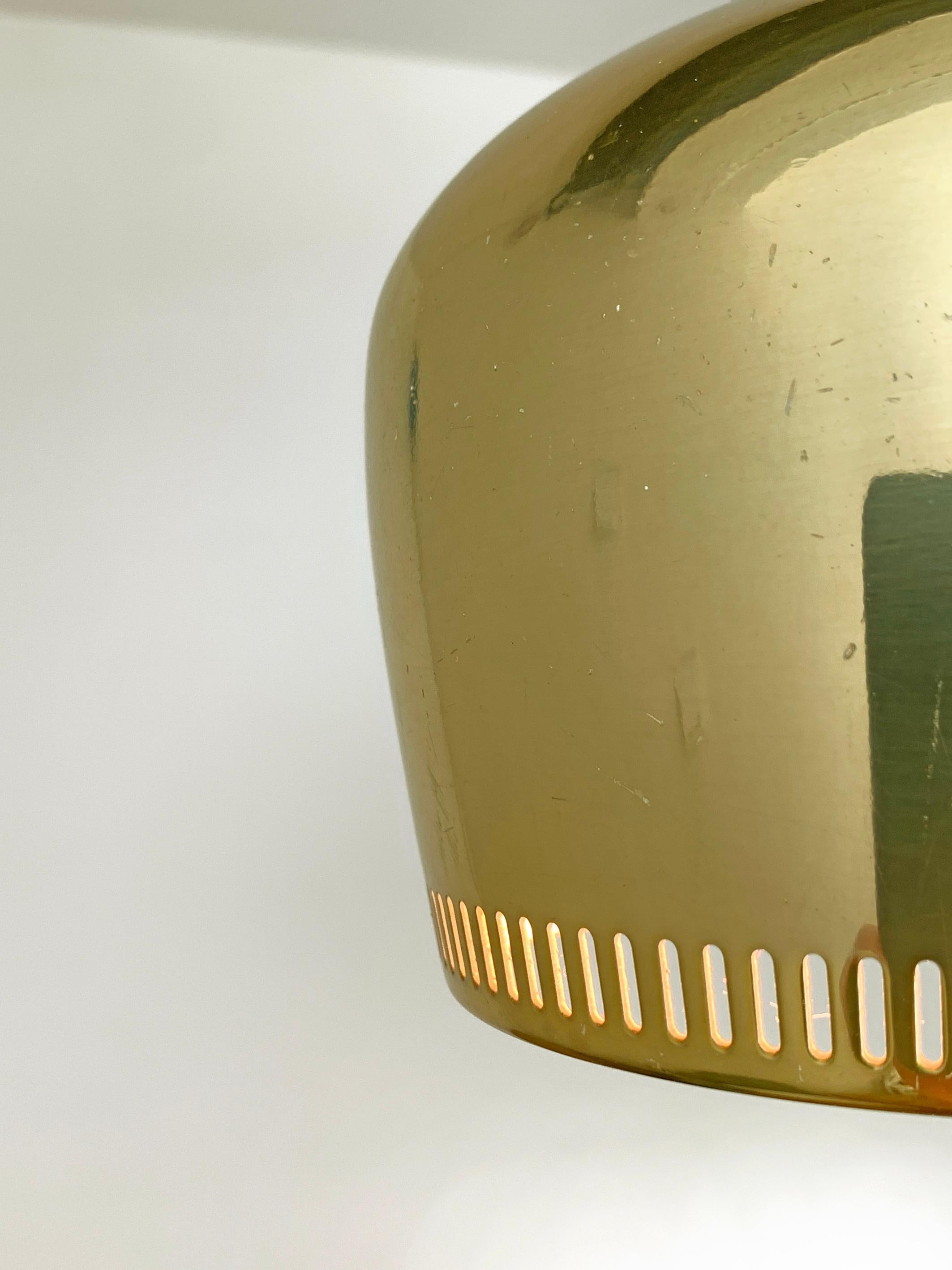 Goldene Glocken-Hängelampe von Alvar Aalto für Louis Poulsen (Eloxiert) im Angebot