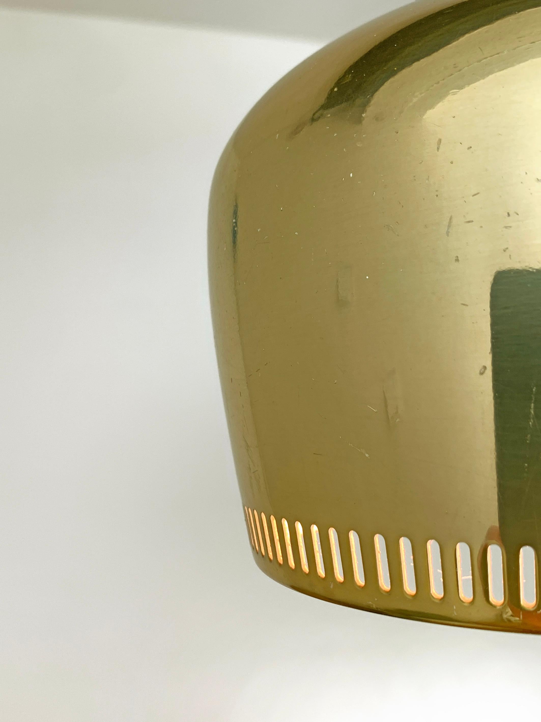 Anodizzato Lampada a sospensione vintage Golden Bell di Alvar Aalto per Louis Poulsen in vendita