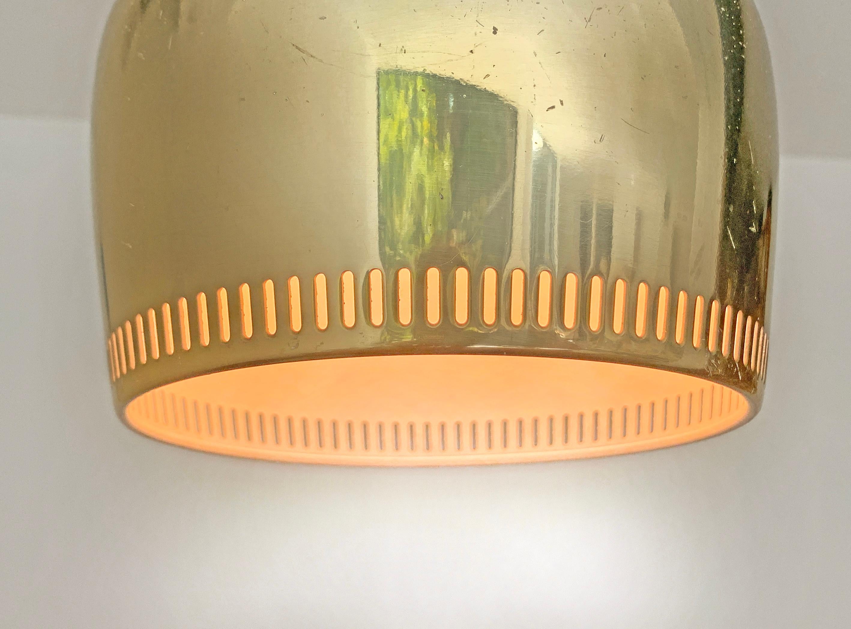 Lampe suspendue vintage à cloche dorée d'Alvar Aalto pour Louis Poulsen Bon état - En vente à Vorst, BE