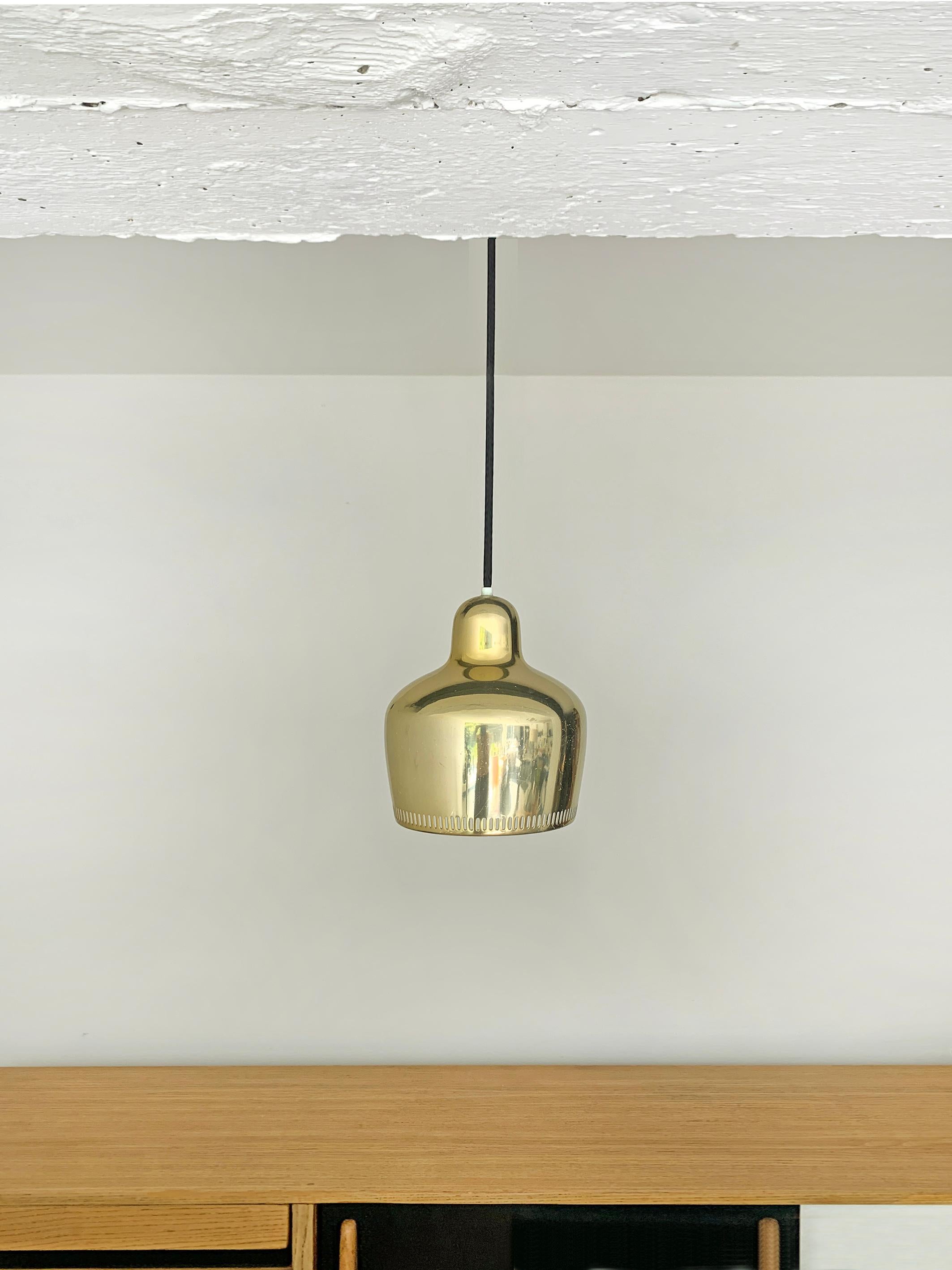 20ième siècle Lampe suspendue vintage à cloche dorée d'Alvar Aalto pour Louis Poulsen en vente