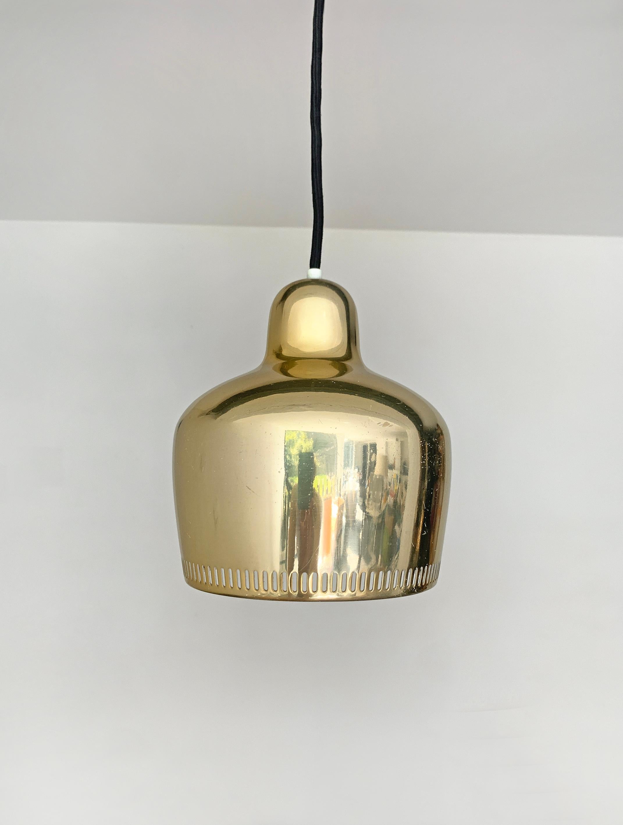 Métal Lampe suspendue vintage à cloche dorée d'Alvar Aalto pour Louis Poulsen en vente