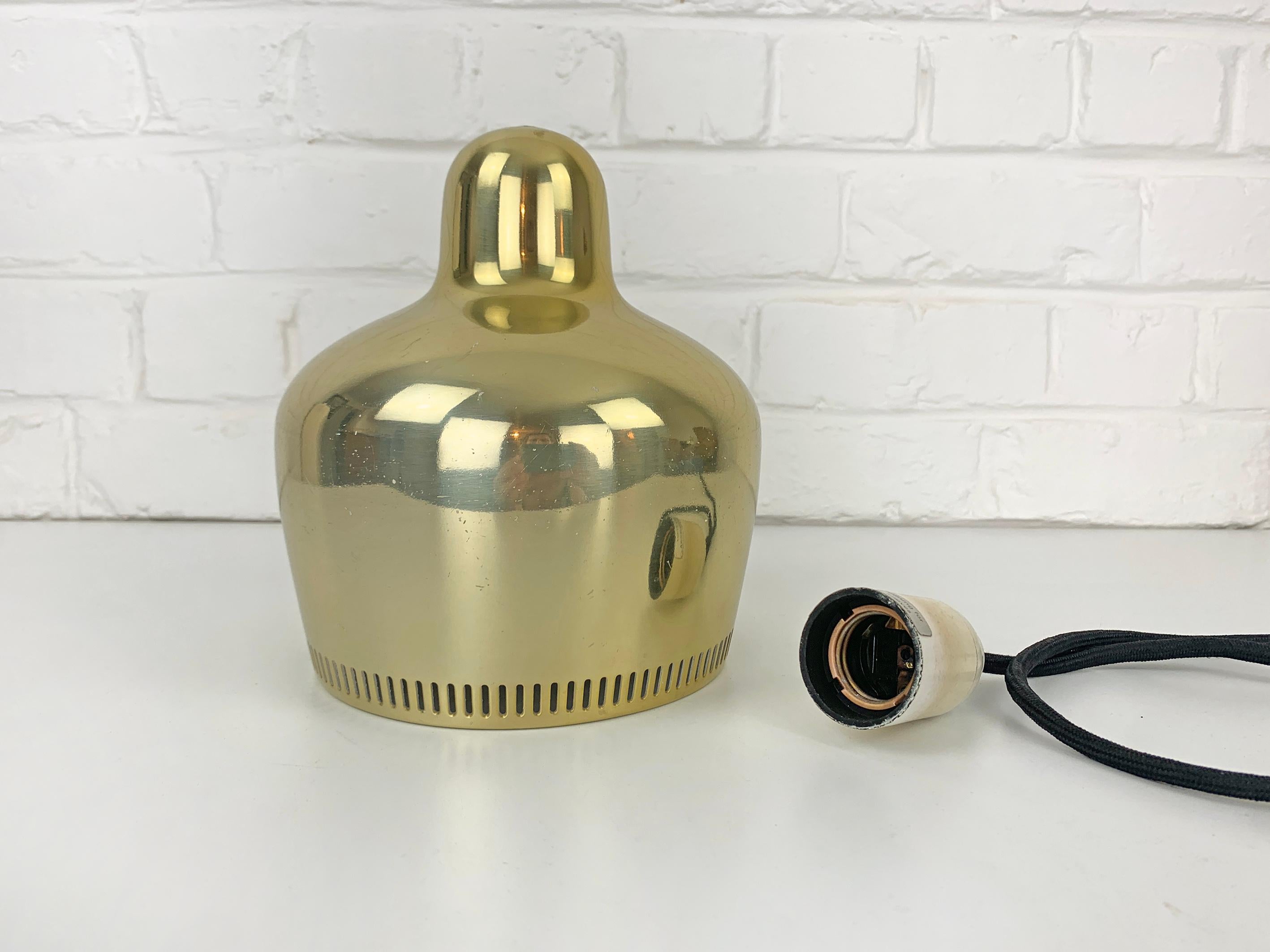 Lampe suspendue vintage à cloche dorée d'Alvar Aalto pour Louis Poulsen en vente 1