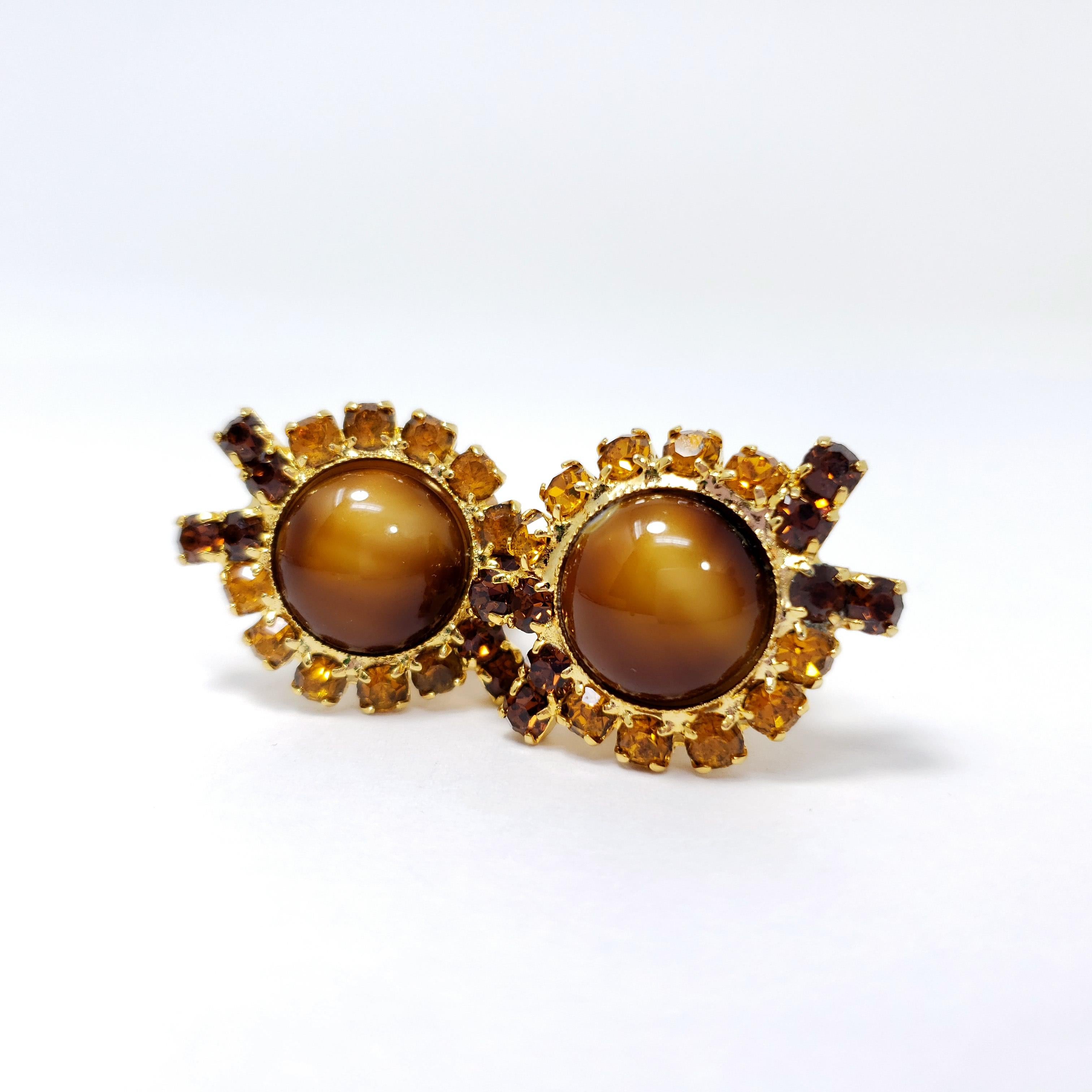 A pair of vintage cuff links and stud. Exquisite gold finish, with amber crystals and mesh accents.

Excellent condition with minimal wear, consistent with age.
