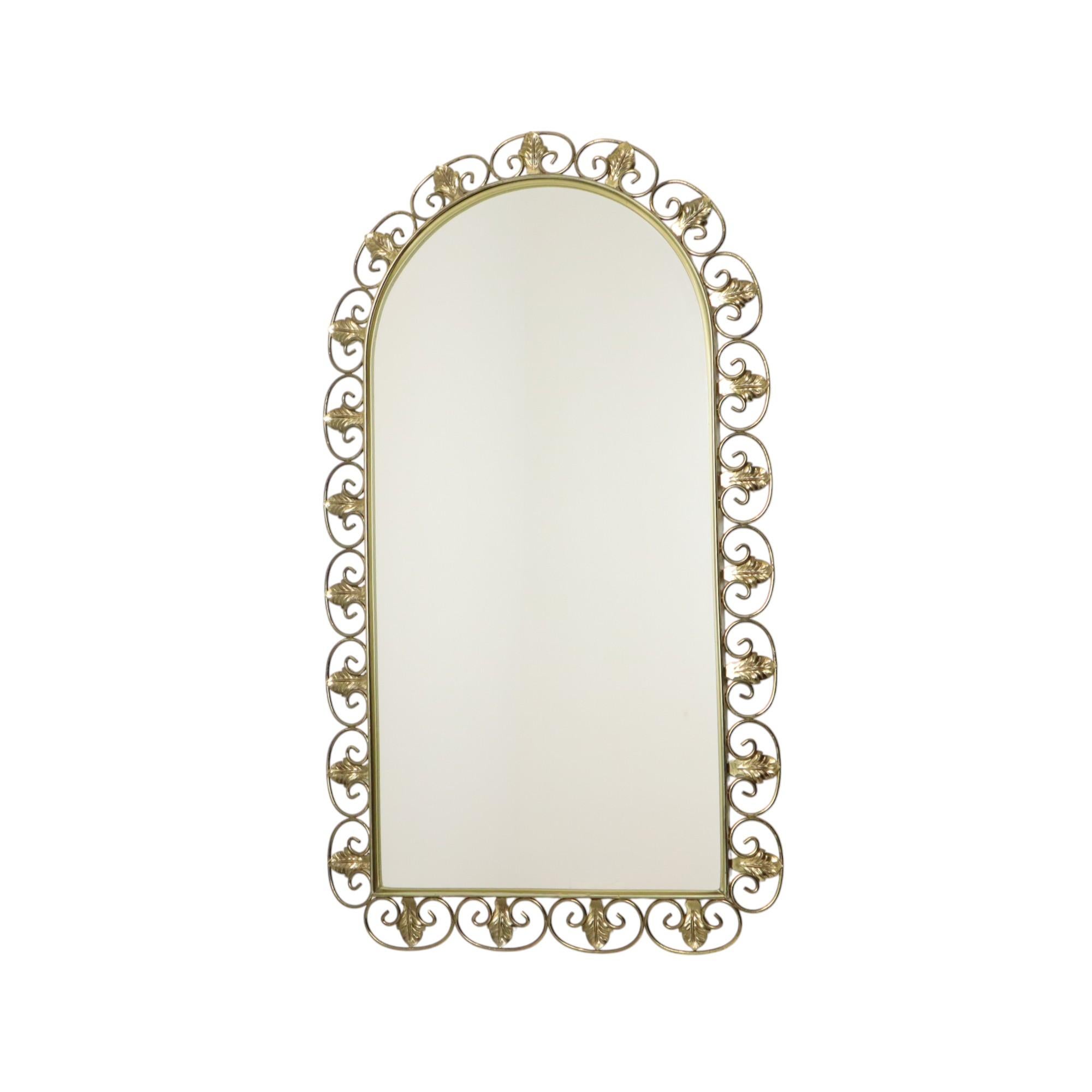 Vintage Deknudt Belgium design mirror, high-quality mirror with gold-colored acanthus leaves and curls all around, decorative design object from the 60s-70s.

The mirror is made of copper-plated (brass) metal, the brass layer has a very nice age