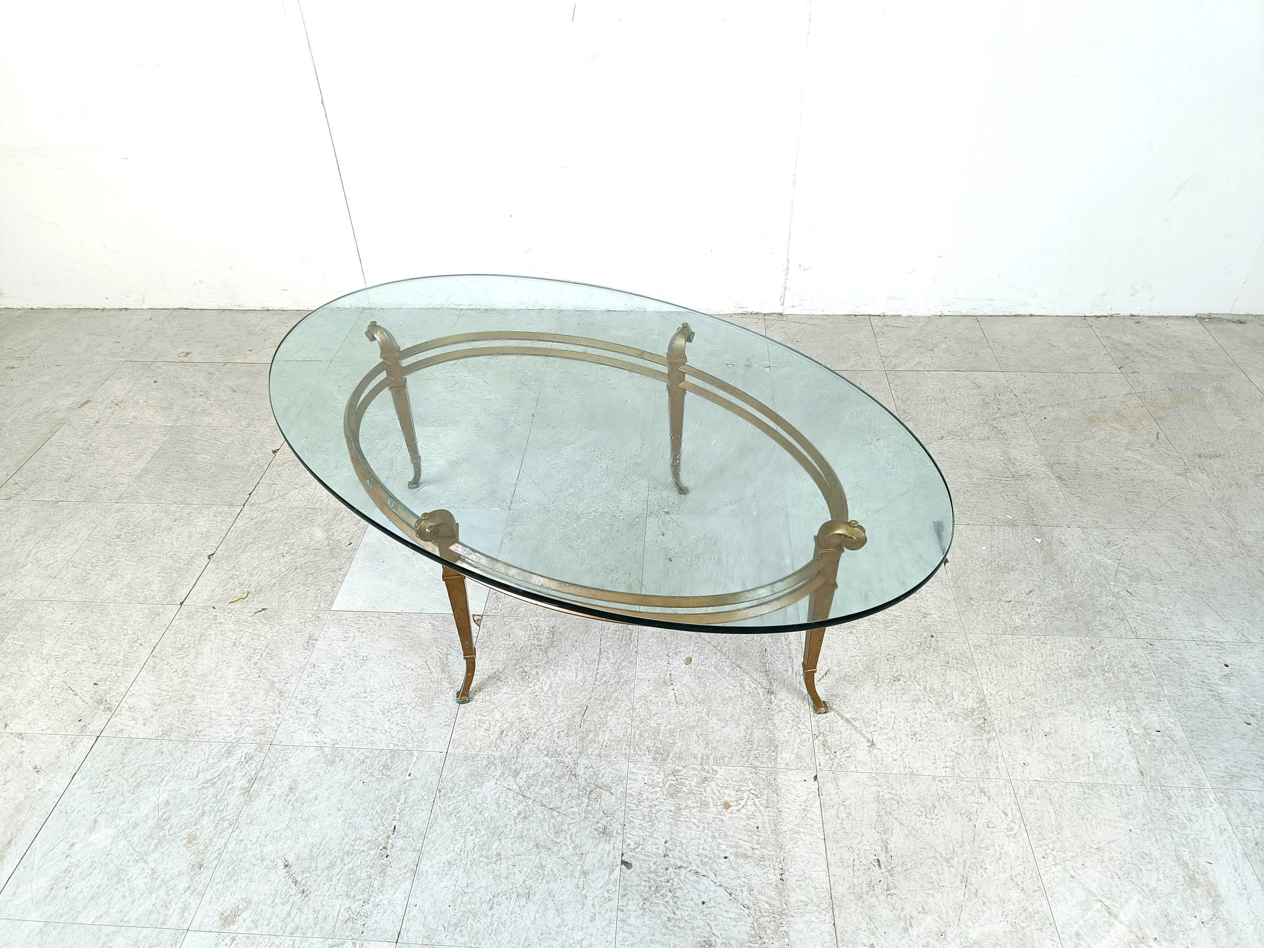 Vintage coffee table with a golden steel frame and a clear oval glass top.

Beautiful bent metal legs with a double oval ring.

Timeless design.

1970s - Spain

The table is in good vintage condition with normal age related wear, some scuffs to the