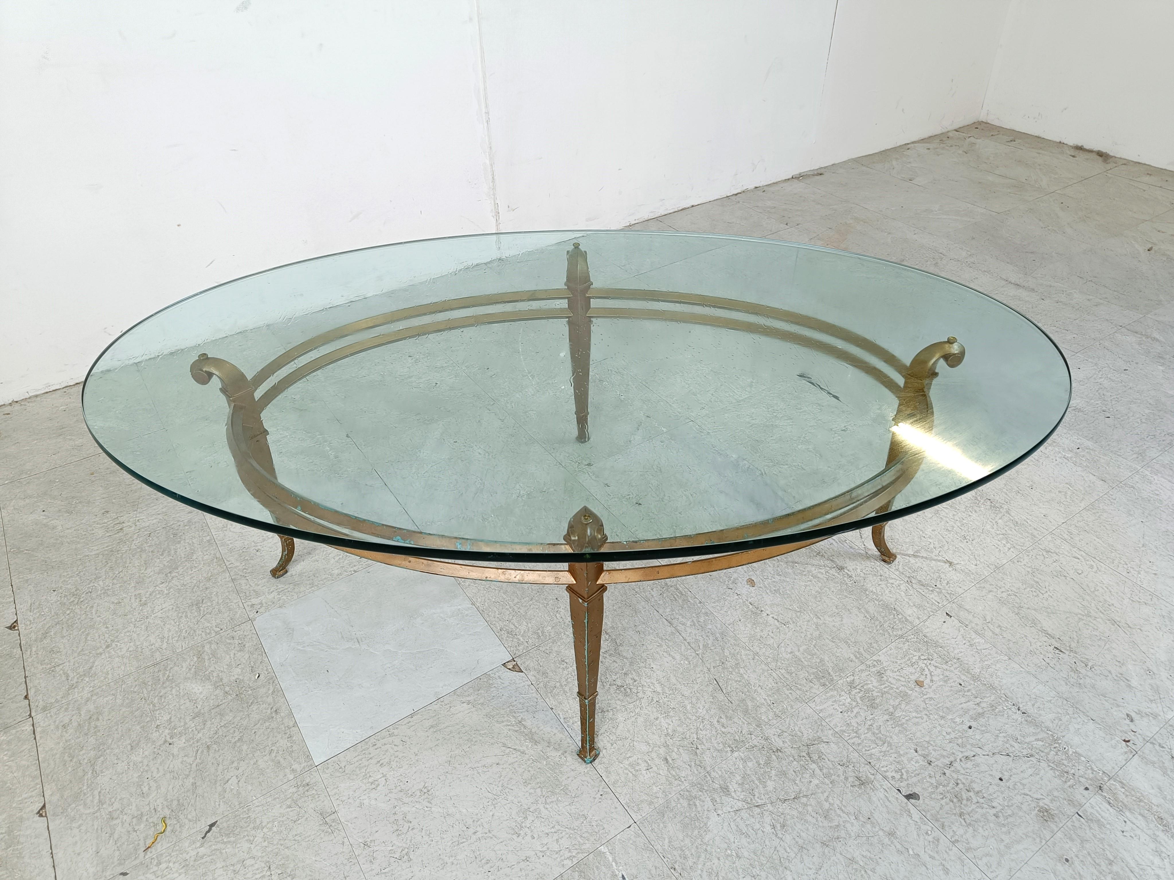Espagnol Table basse ovale vintage en métal doré et verre, 1970 en vente