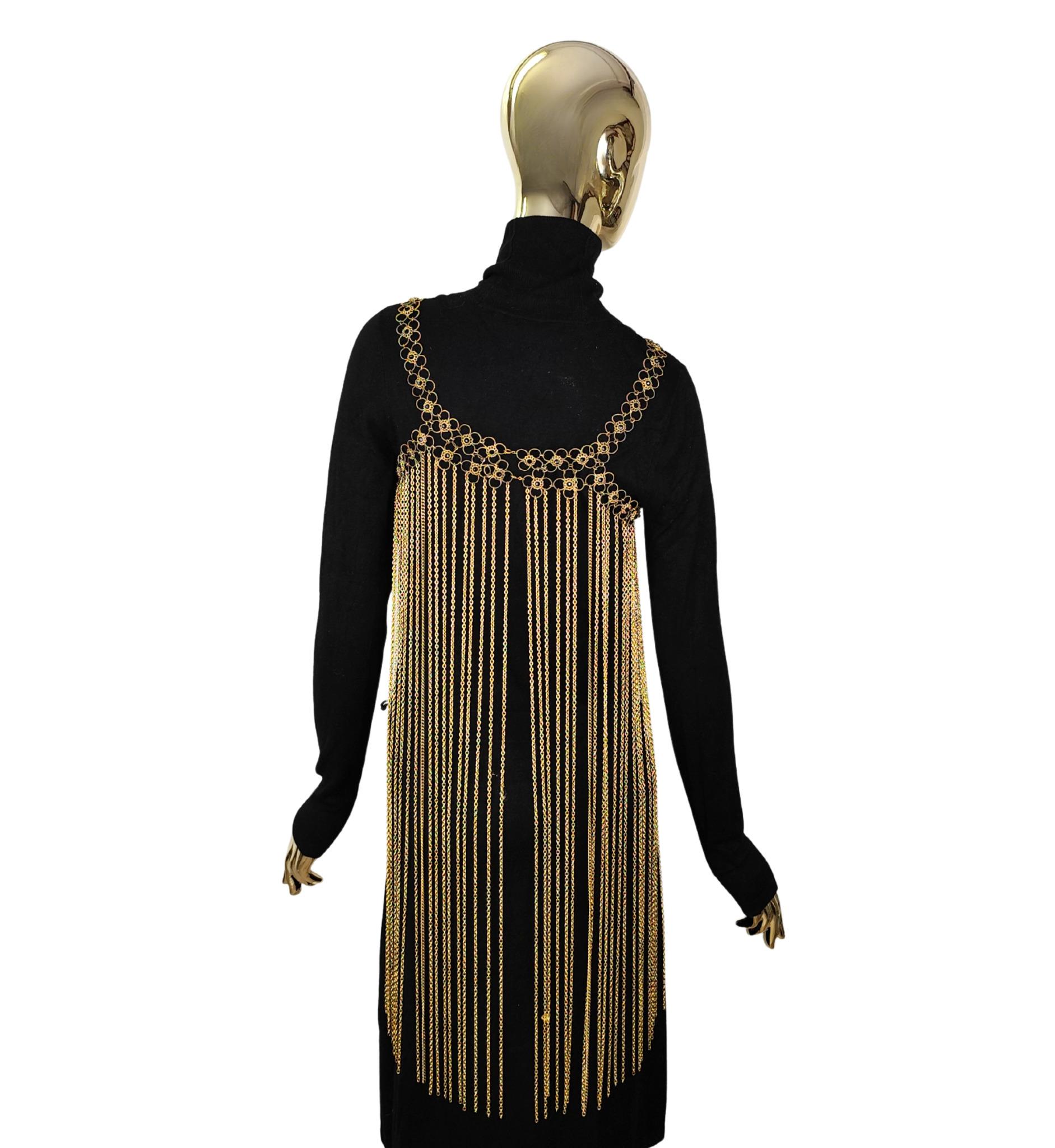 Mini robe en cotte de mailles en métal doré
Design/One noir des fleurs
S'ouvre dans le dos

Mesures :
buste 92 cm - 36 in
longueur 87 cm - 34 in

Excellent état
Signes mineurs d'âge et d'utilisation