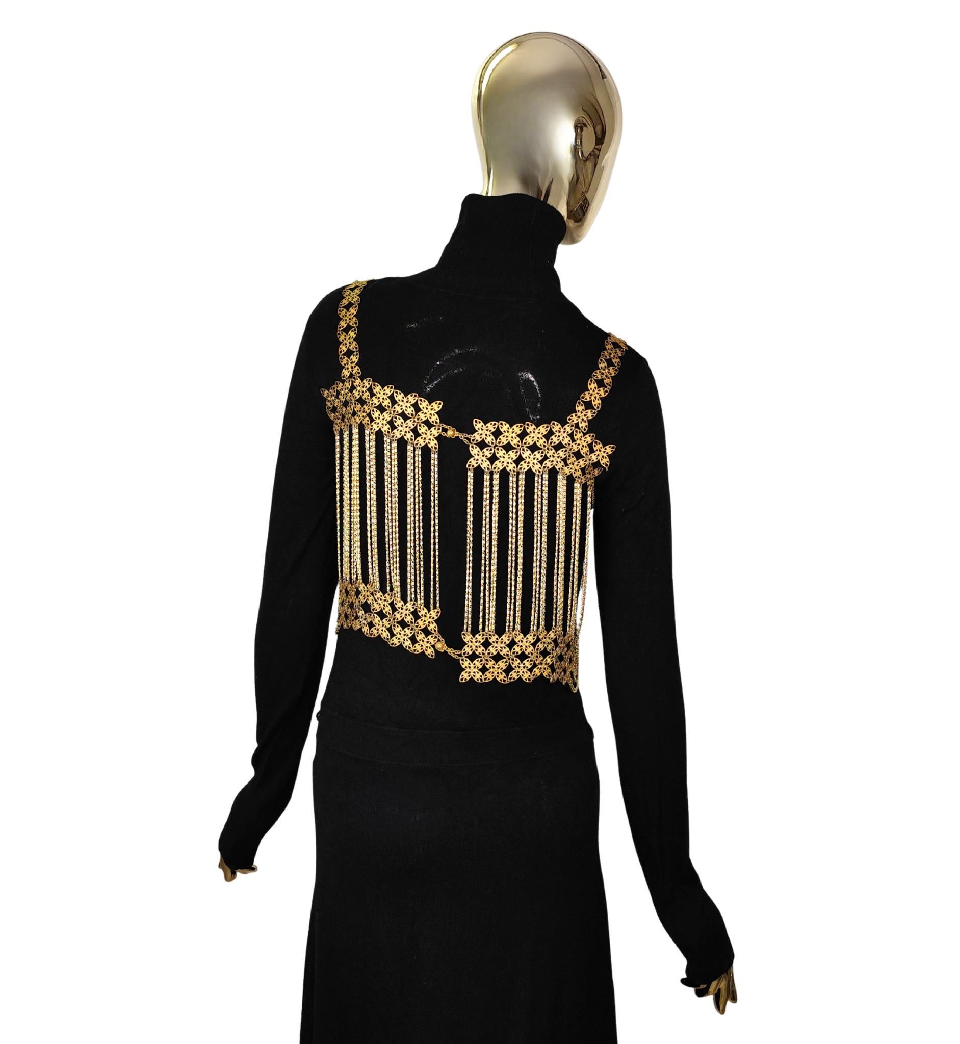 Crop top con cotta di maglia in metallo dorato
Si apre sul retro

Misure:
busto 96 cm - 38 in
vita 96 cm - 38 in
lunghezza 38 cm

Ottime condizioni
Piccoli segni dell'età e dell'uso