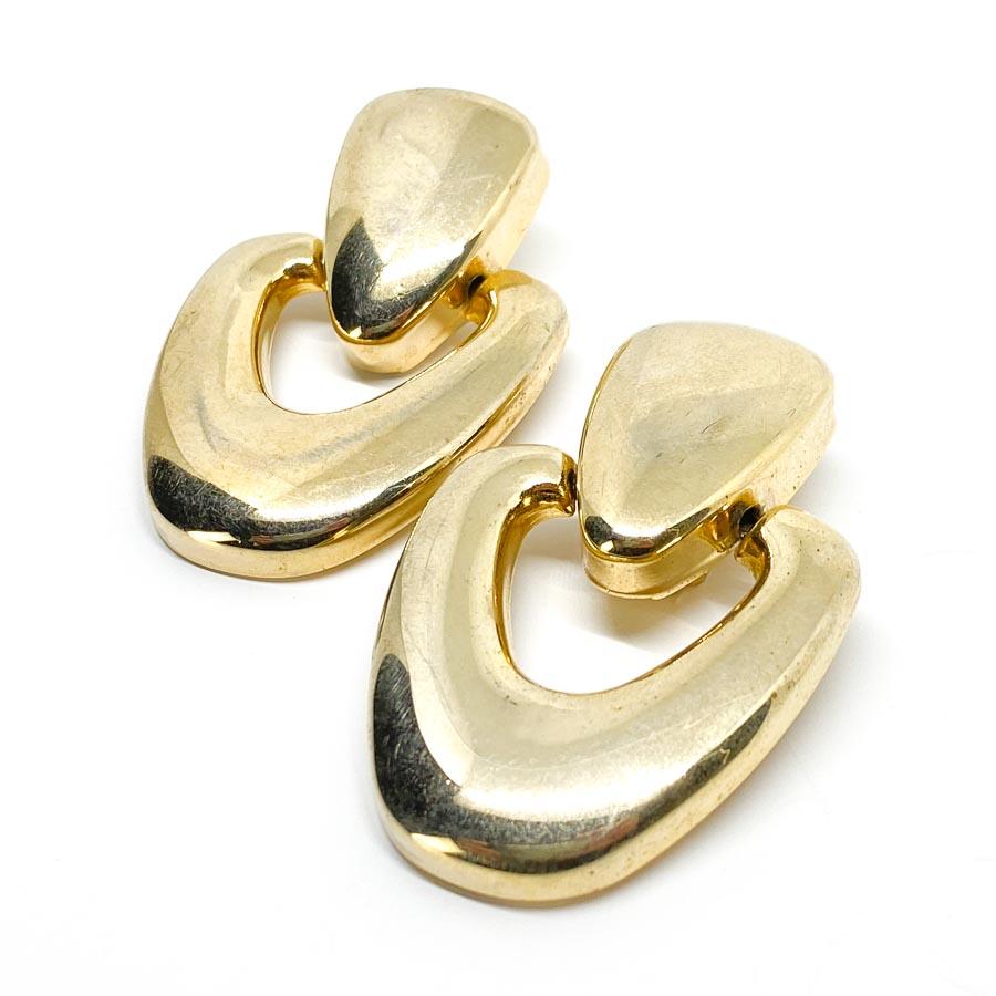 Die Ohrringe sind unsignierte Clips. Sie garantieren Ihnen einen raffinierten Look aus feinem, vergoldetem Metall!
Das Schmuckstück ist ein Vintage-Stück in einem sehr guten Zustand. Jeder Clip misst 6 Zentimeter in der Länge und 4 Zentimeter in der