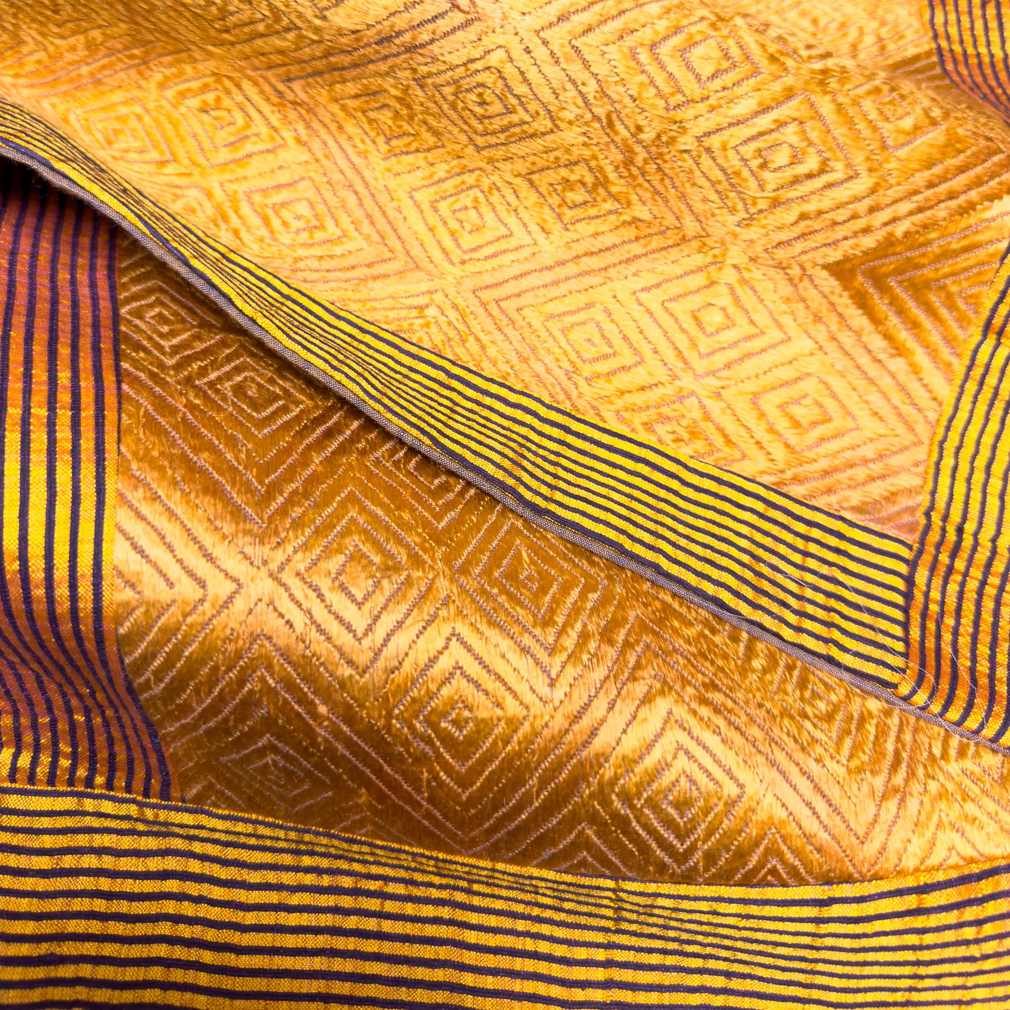 Questa coppia di copricuscini è realizzata con tessuti Phulkari originari del Punjab, famosi per i loro intricati ricami in filo di seta. Probabilmente risalenti alla metà del XX secolo, i pezzi sono caratterizzati da un luminoso filo di seta giallo