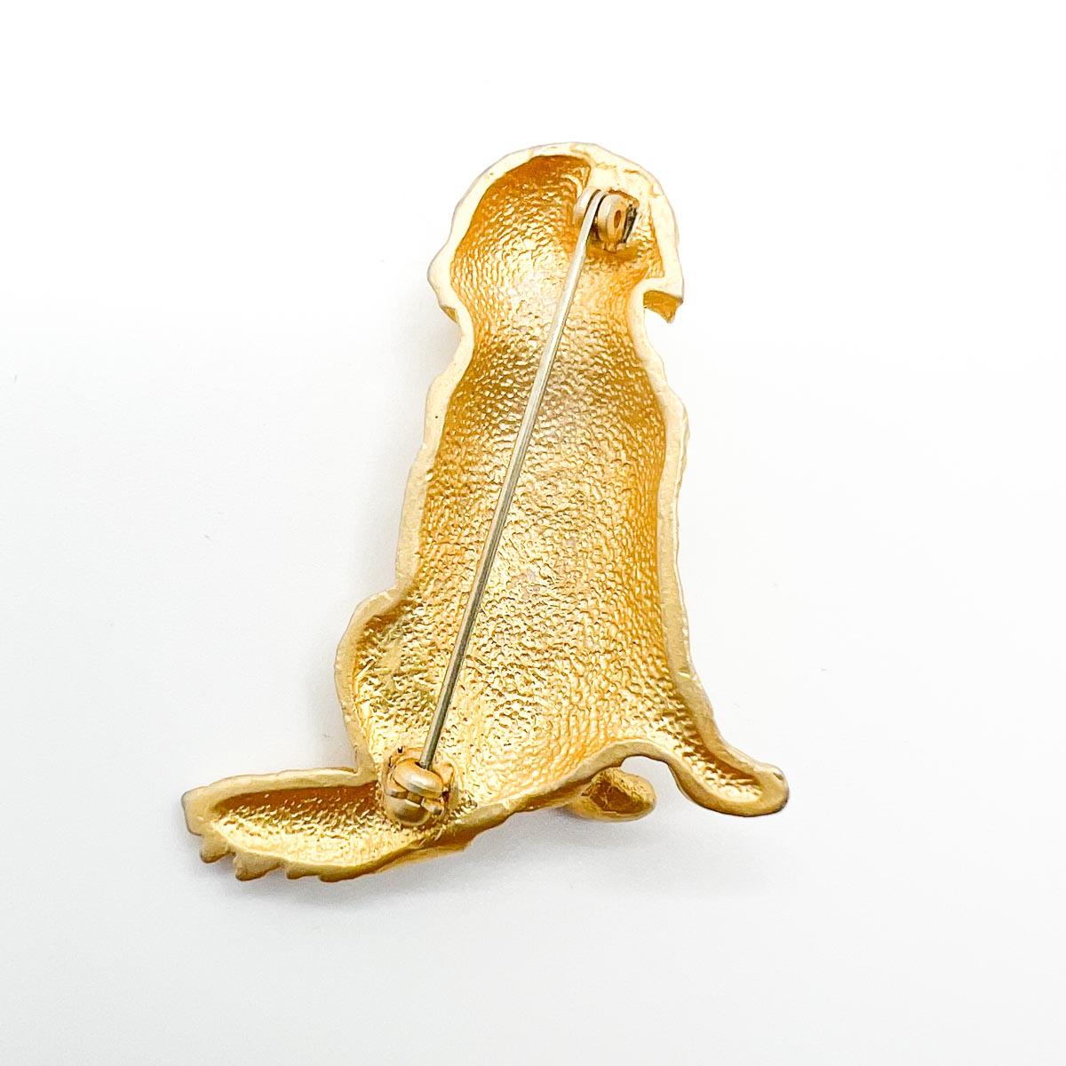 A Vintage Golden Retriever Brooch. Beautifully modelled, delightful quality; a perfect pin for the dog adorer.
An unsigned beauty. A rare treasure. Just because a jewel doesn’t carry a designer name, doesn’t mean it isn't coveted. The unsigned