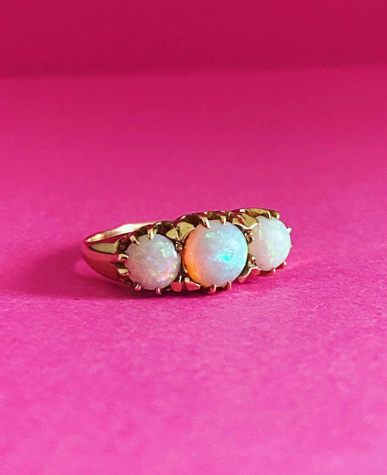 Pre-loved ring made of 14 carat yellow gold with 3 stunning opals of 1.6 carat  In Good Condition For Sale In Heemstede, NL