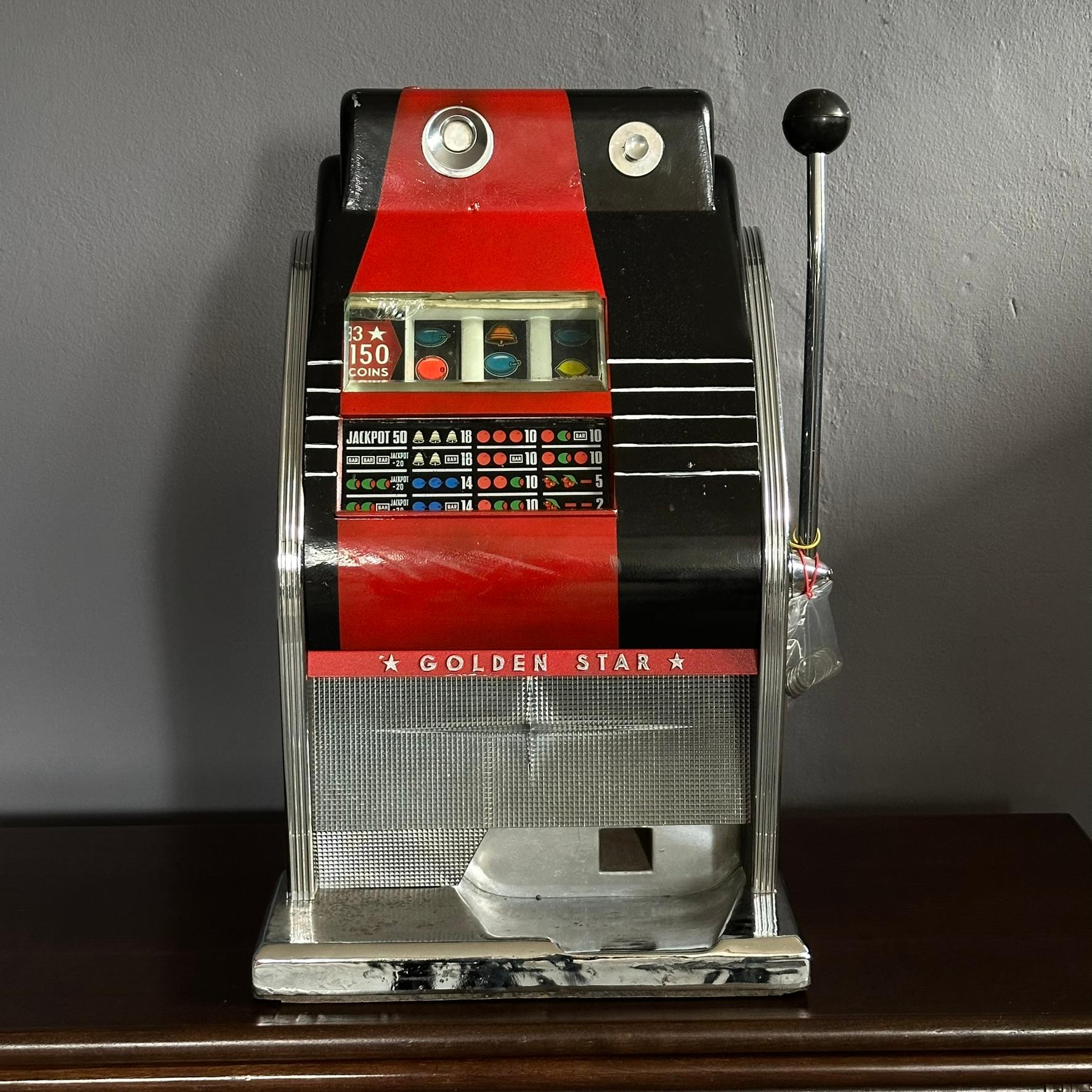 Vintage Golden slot machine.
Origin of the slot: America
The slot machine works by inserting 50 lira coins.
Mechanical operation
Working

Good condition, however one broken glass where the symbols rotate
