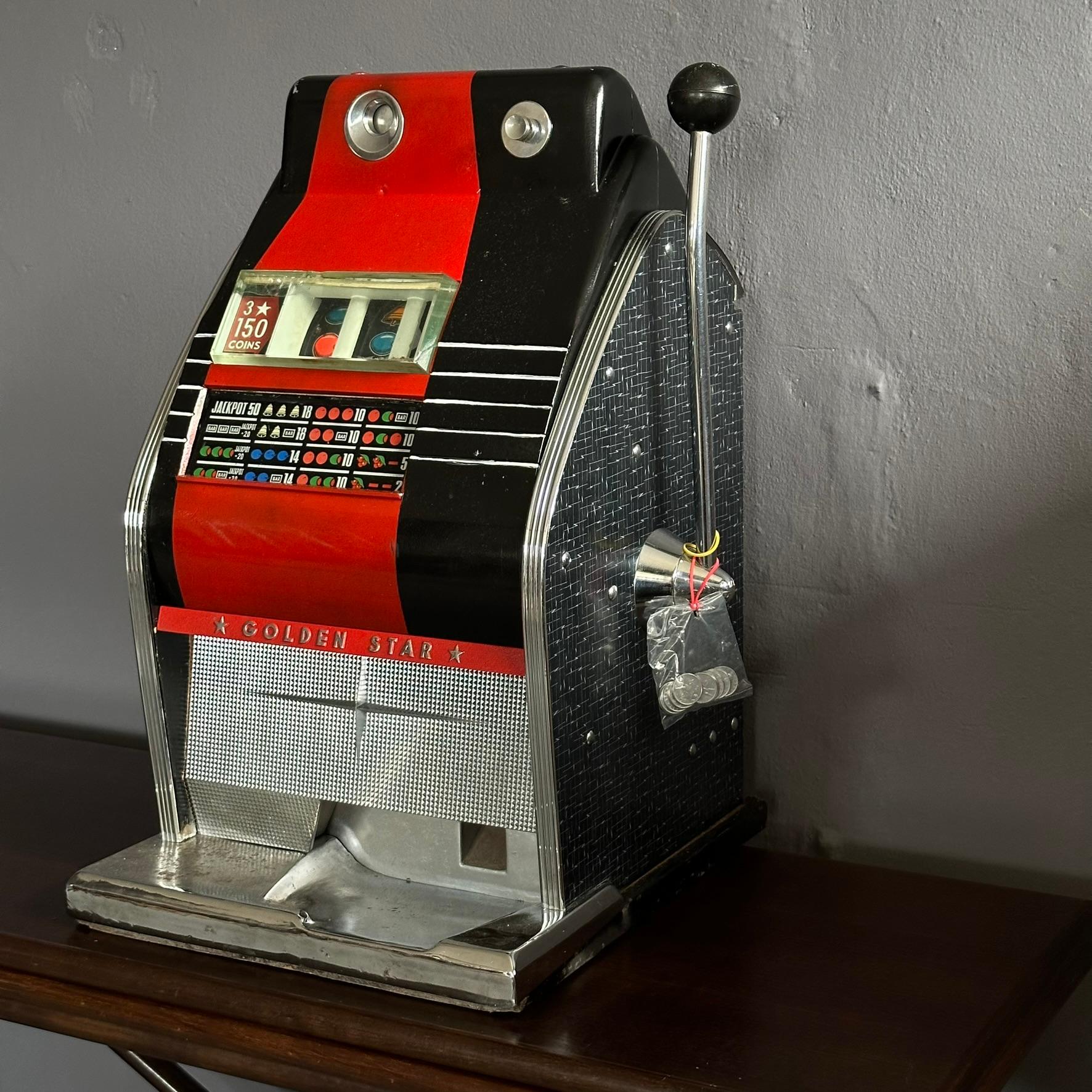Vintage 'Golden Star' slot machine from the seventies, working In Good Condition In Milan, IT