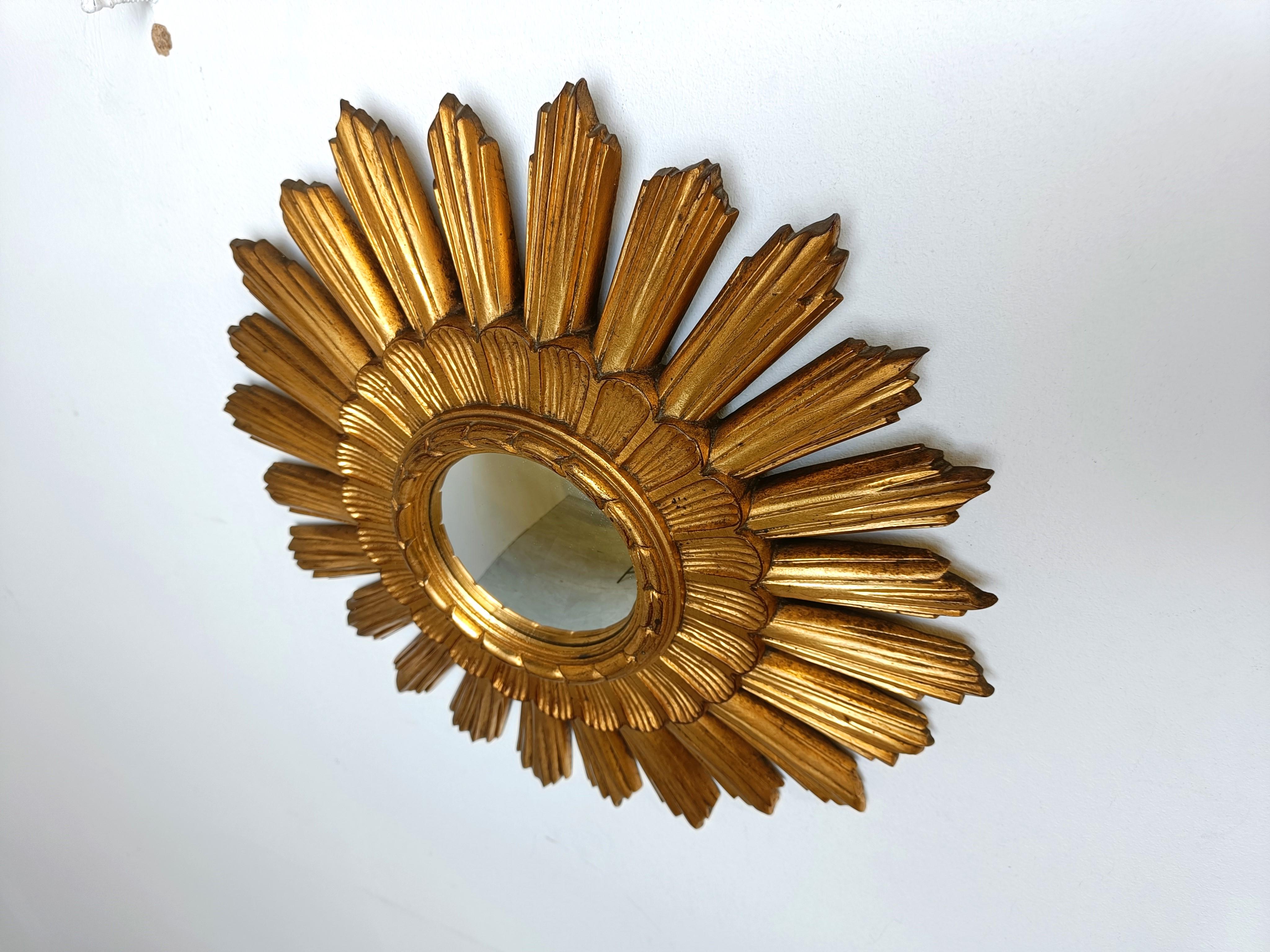 Espejo dorado sunburst vintage, años 60 en venta 4